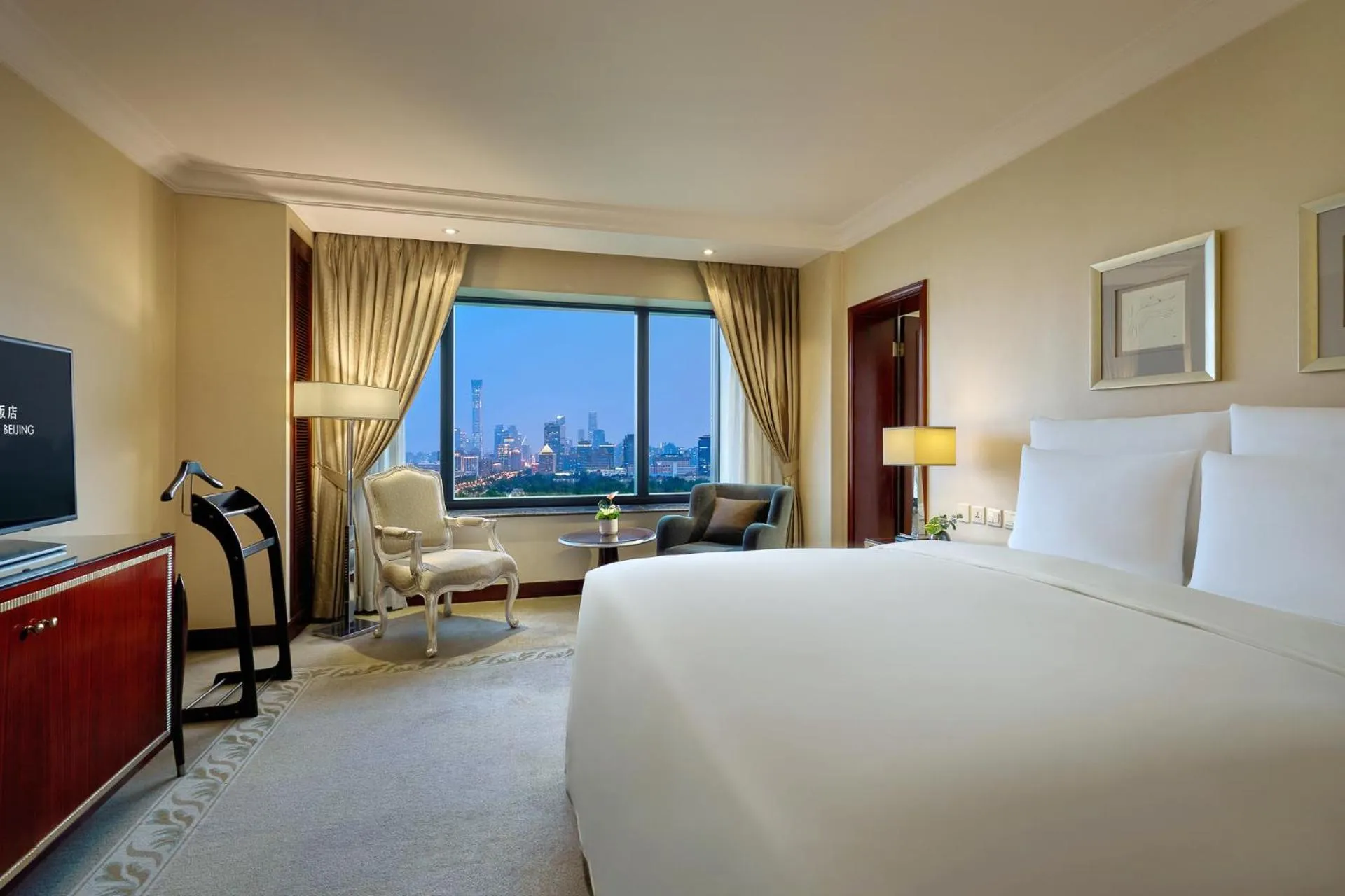 Bedroom, Bed in The Kunlun Beijing Jin Jiang Radisson