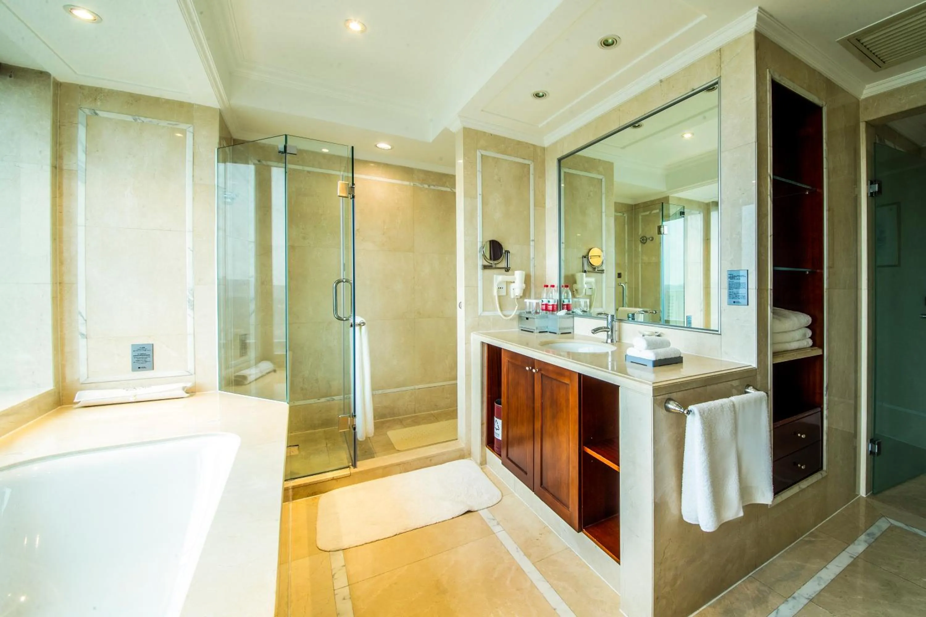 Bathroom in The Kunlun Beijing Jin Jiang Radisson