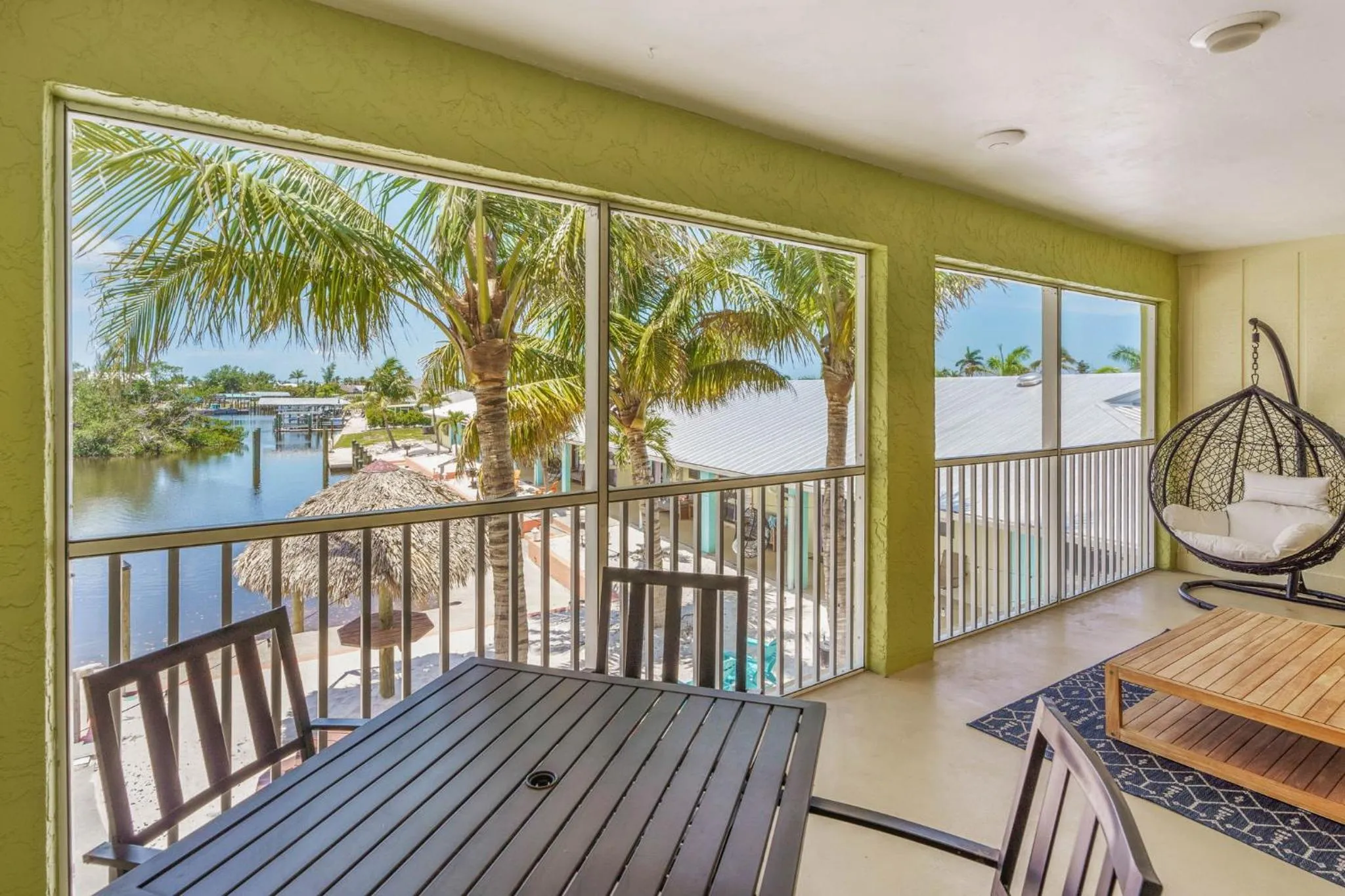 Balcony/Terrace in Off the Charts Inn