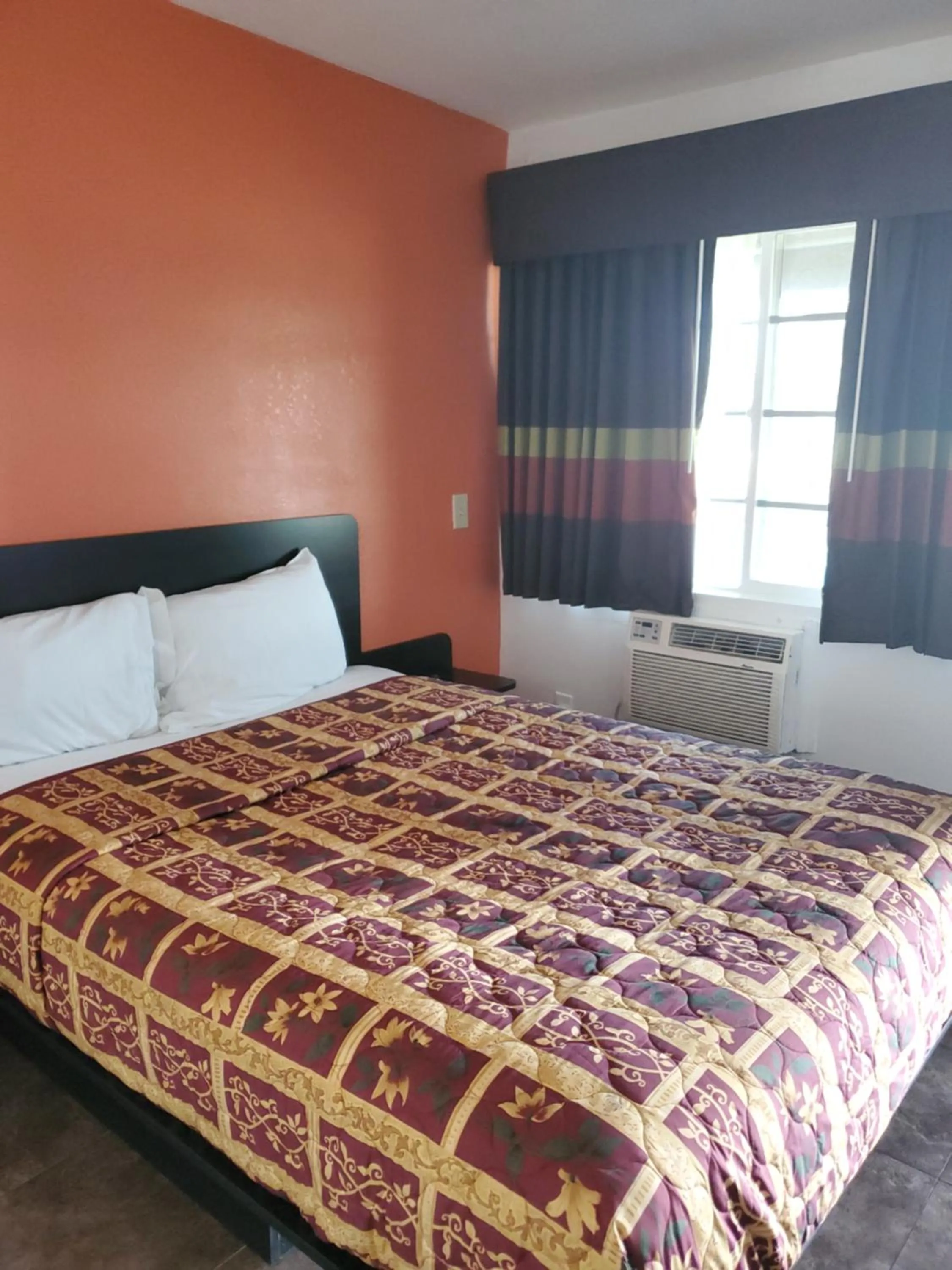 Deluxe Queen Room - Smoking in High Desert Inn