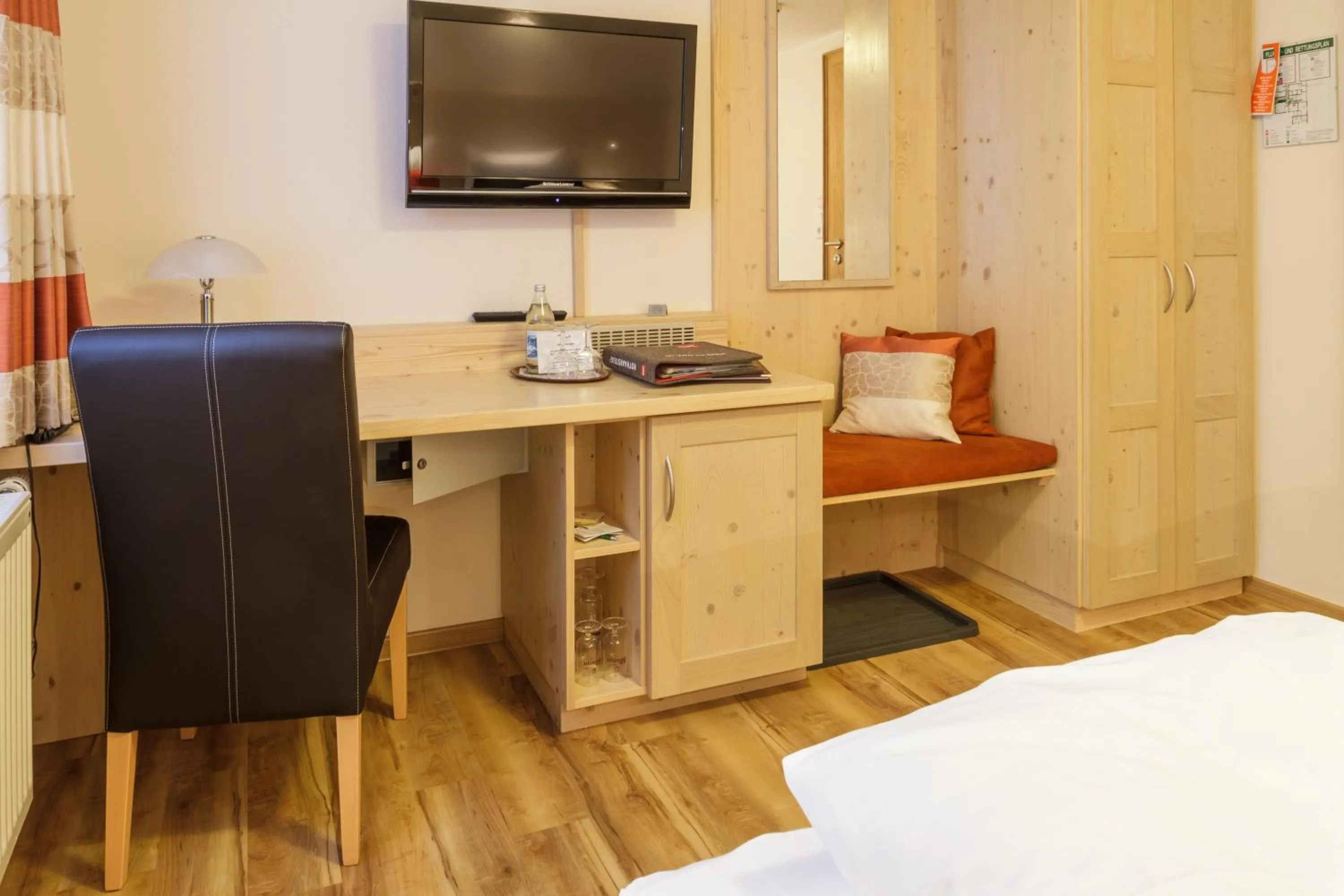 TV and multimedia, Bed in Landgasthof Gilsbach