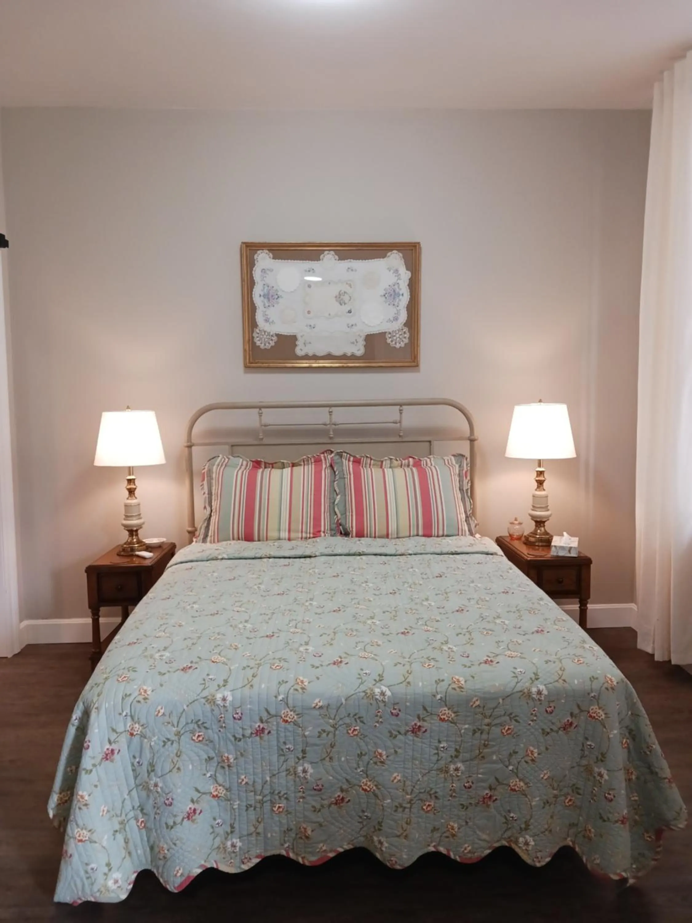 Bed in Lee House Inn