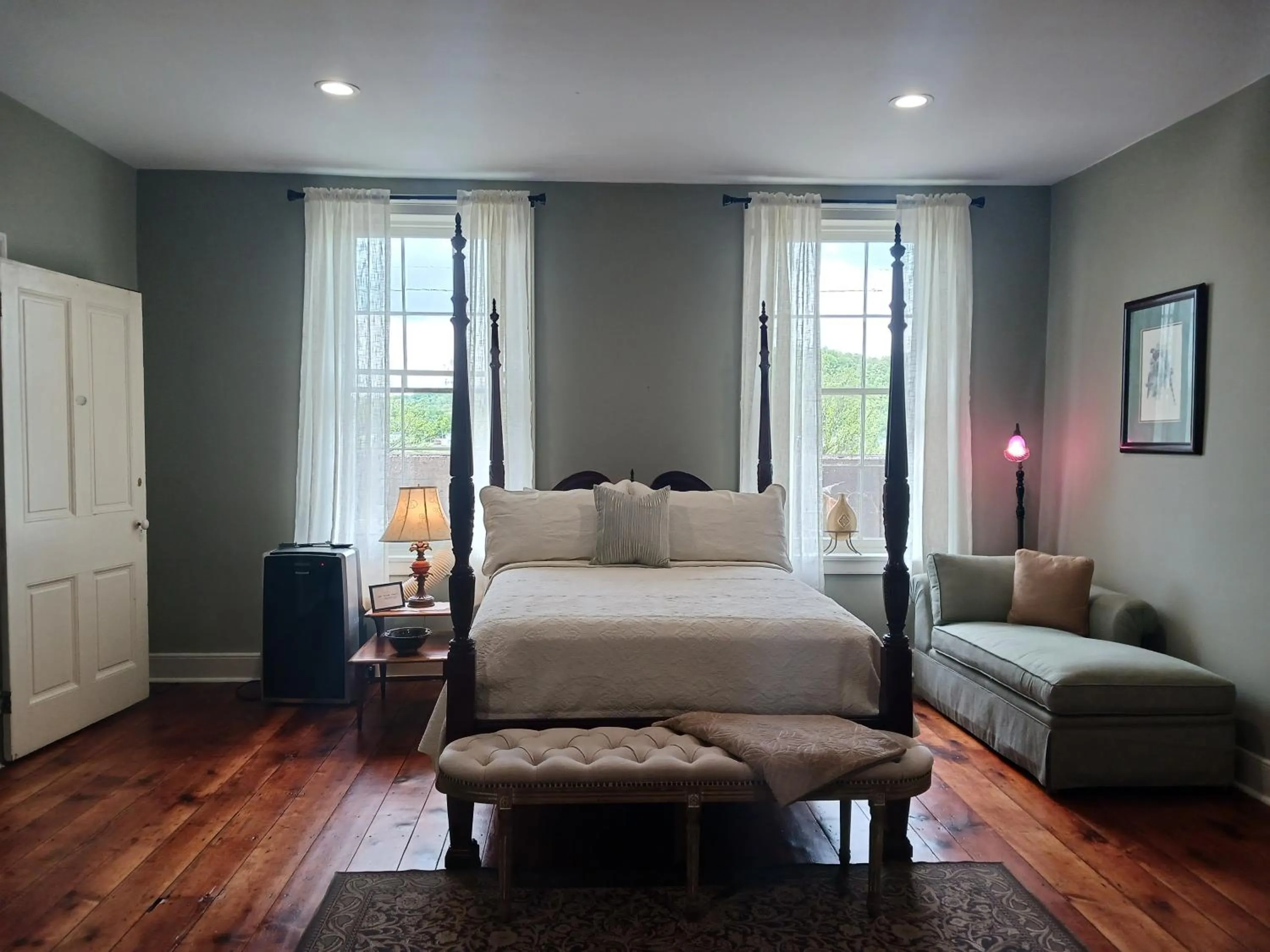 Bed in Lee House Inn