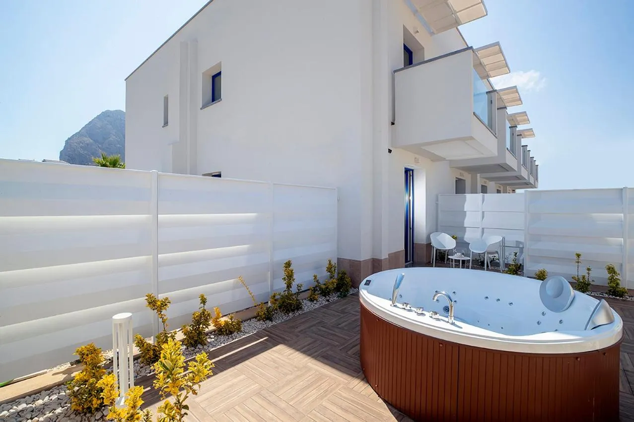Hot Tub in Sundeck Hotel