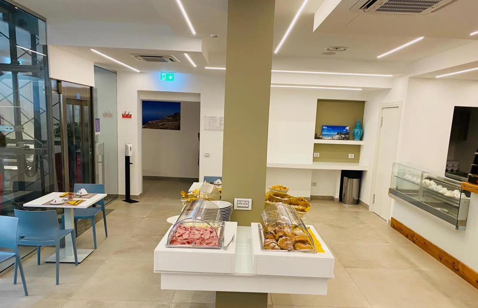 Breakfast in Sundeck Hotel