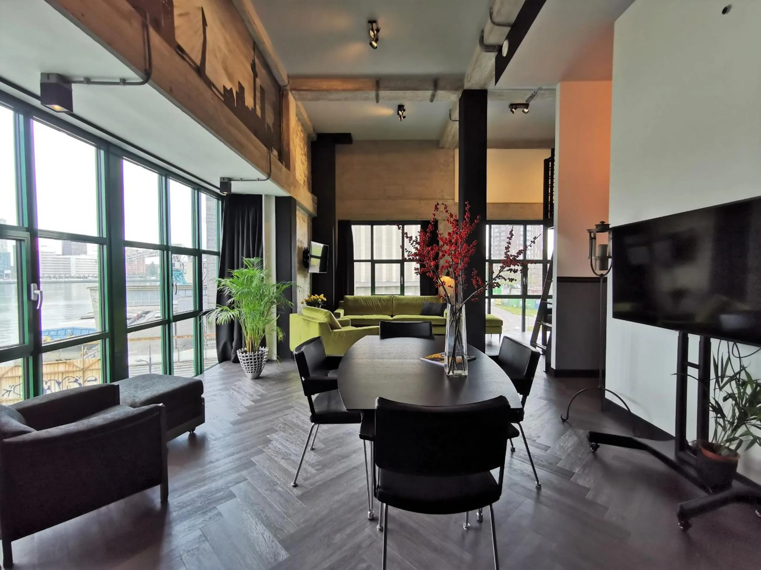 TV and multimedia in Bed, Bites & Business Hotel Rotterdam