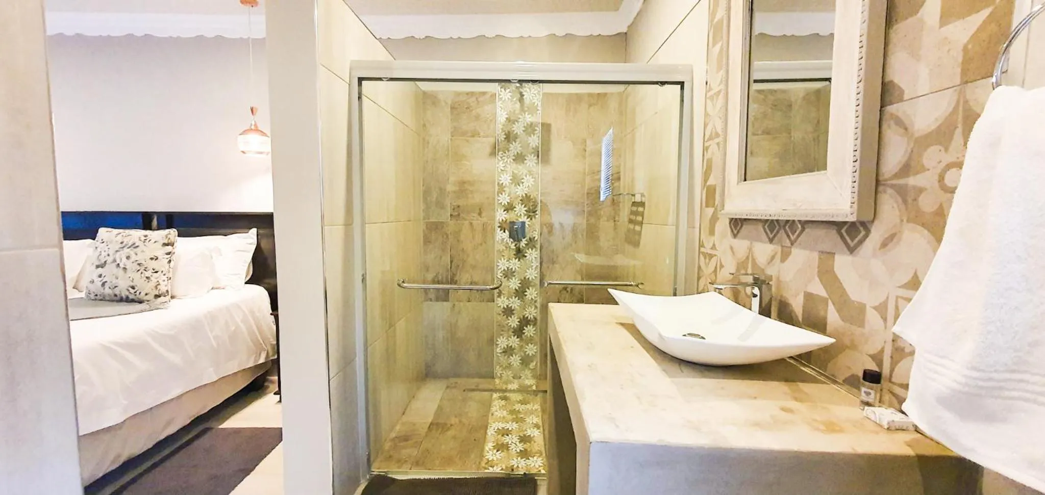 Bathroom, Bed in Le Grant Guesthhouse