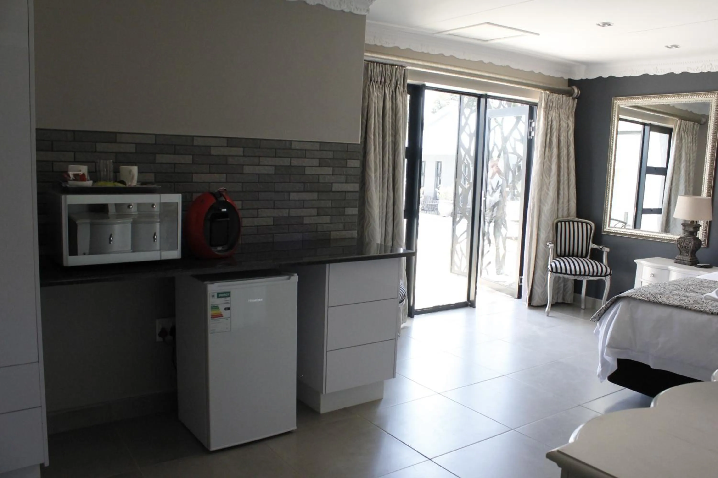 Kitchen or kitchenette, Bed in Le Grant Guesthhouse