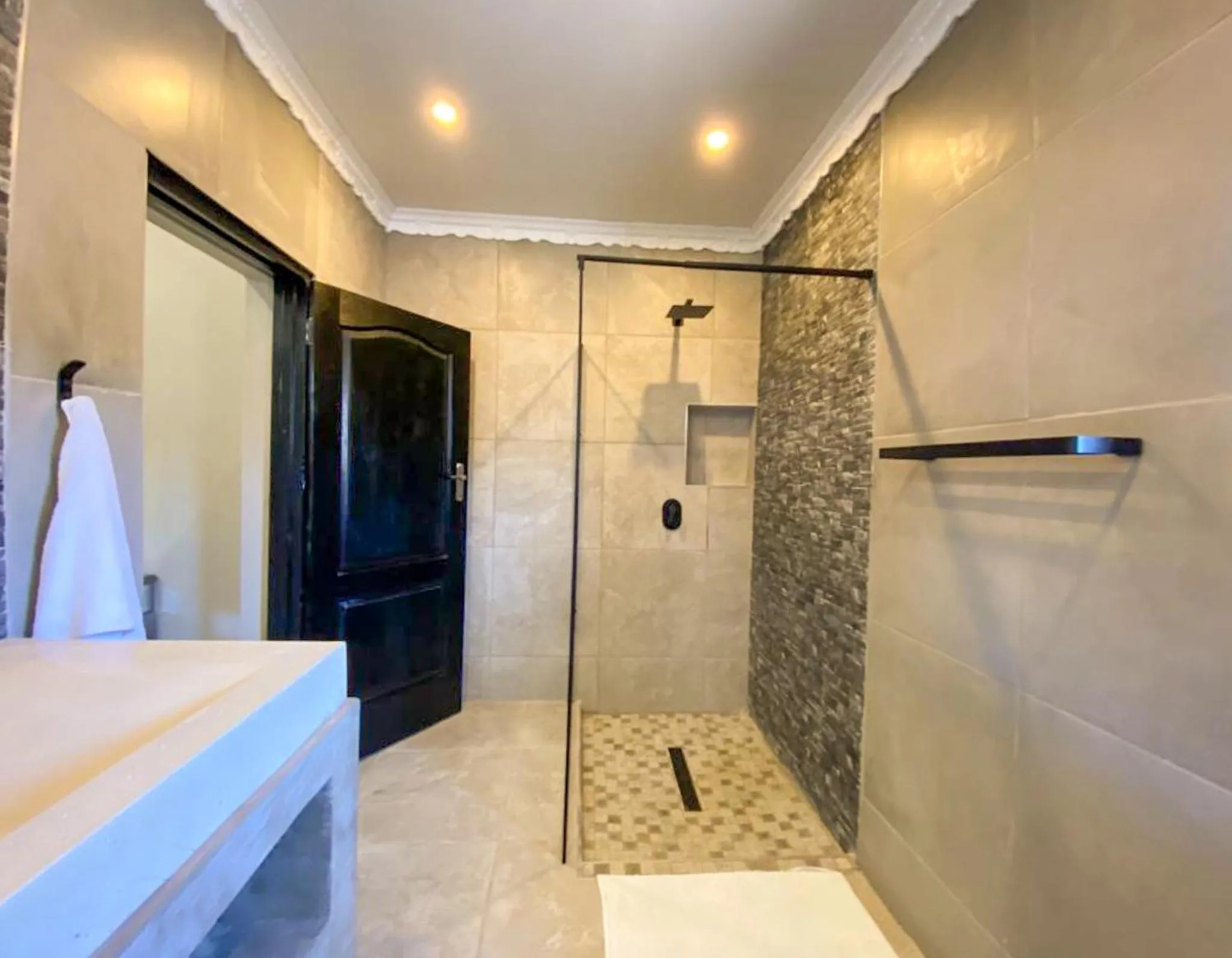 Shower in Le Grant Guesthhouse