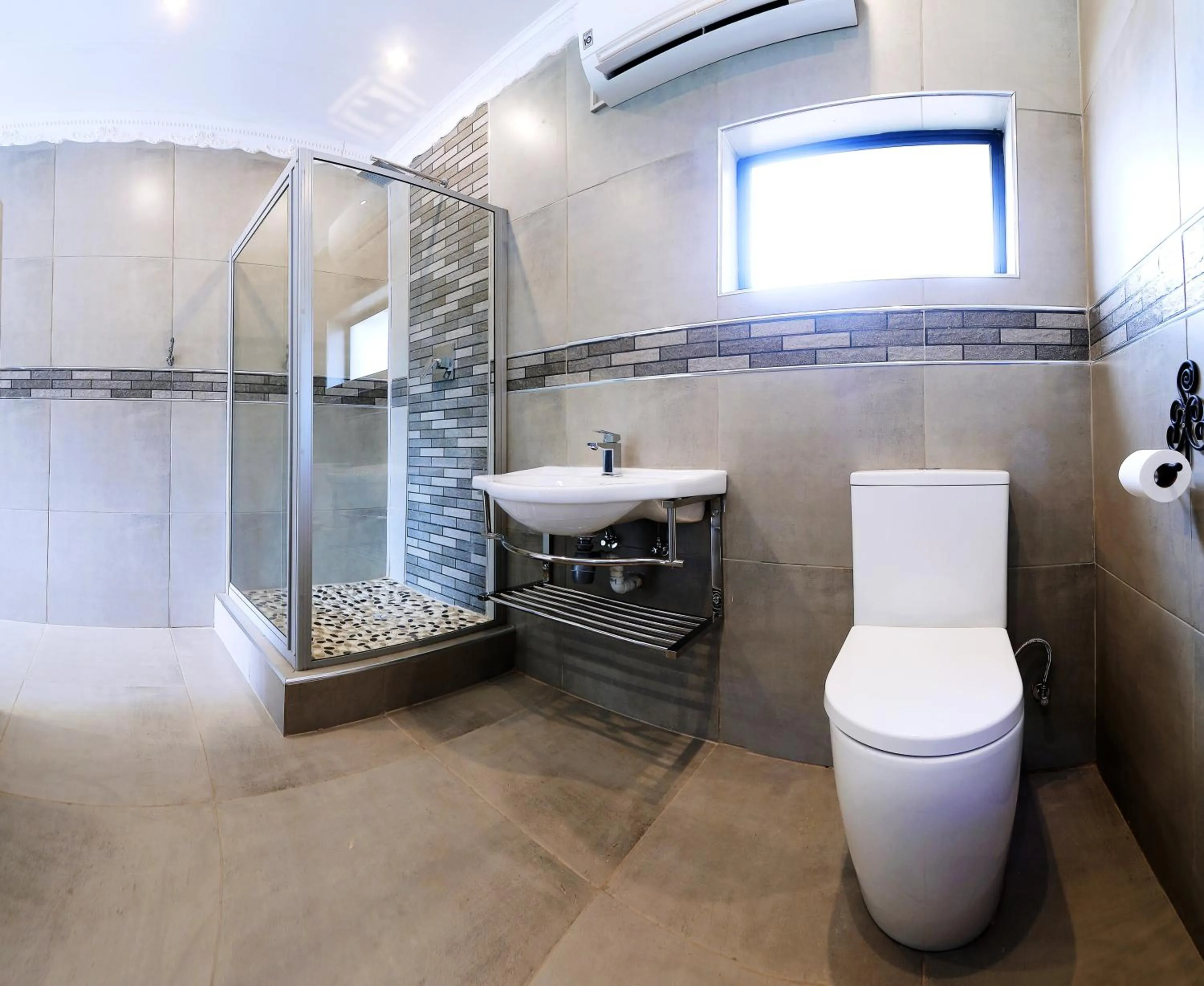 Shower in Le Grant Guesthhouse