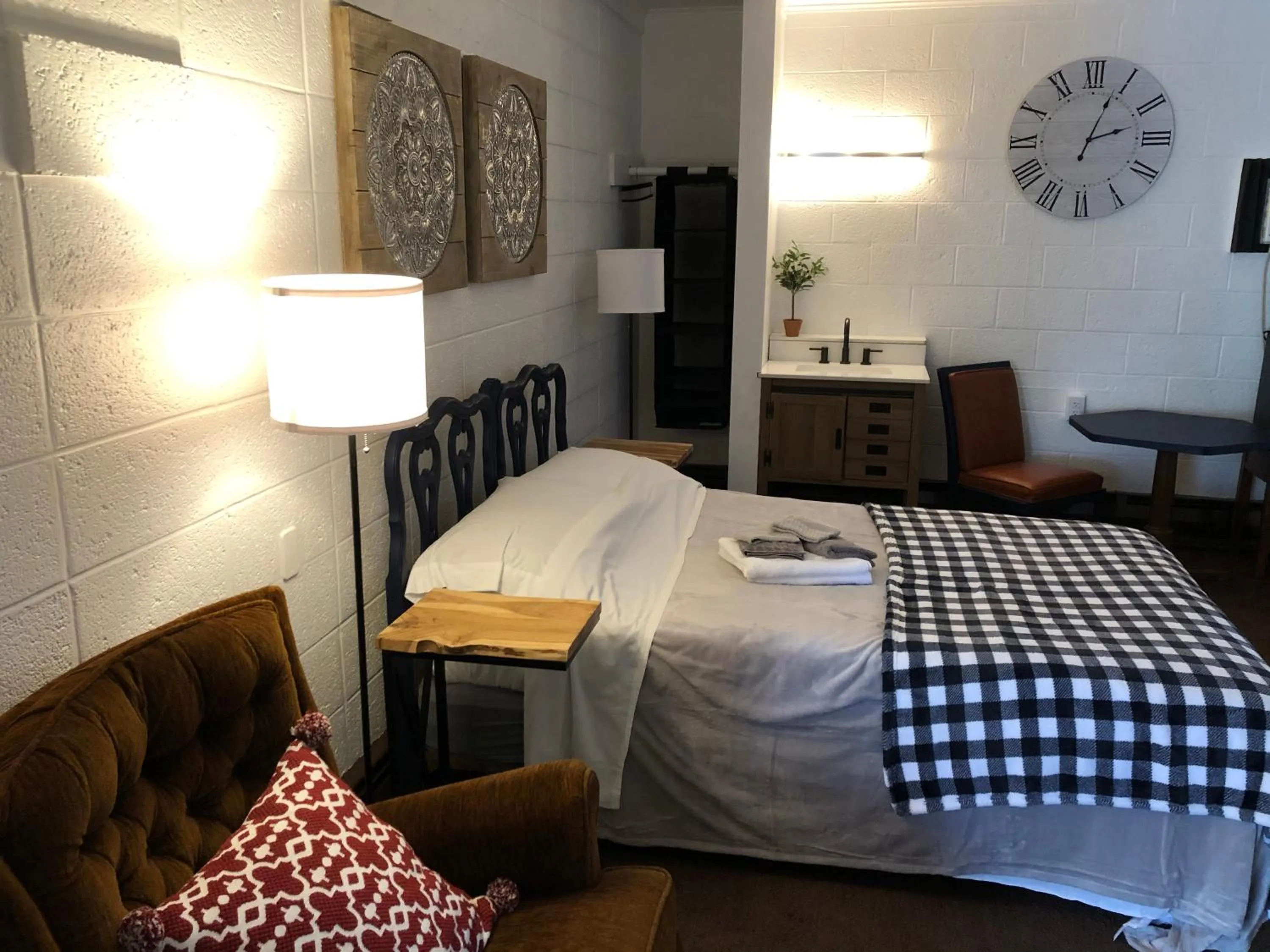 Bed in Rolling Hills Motel