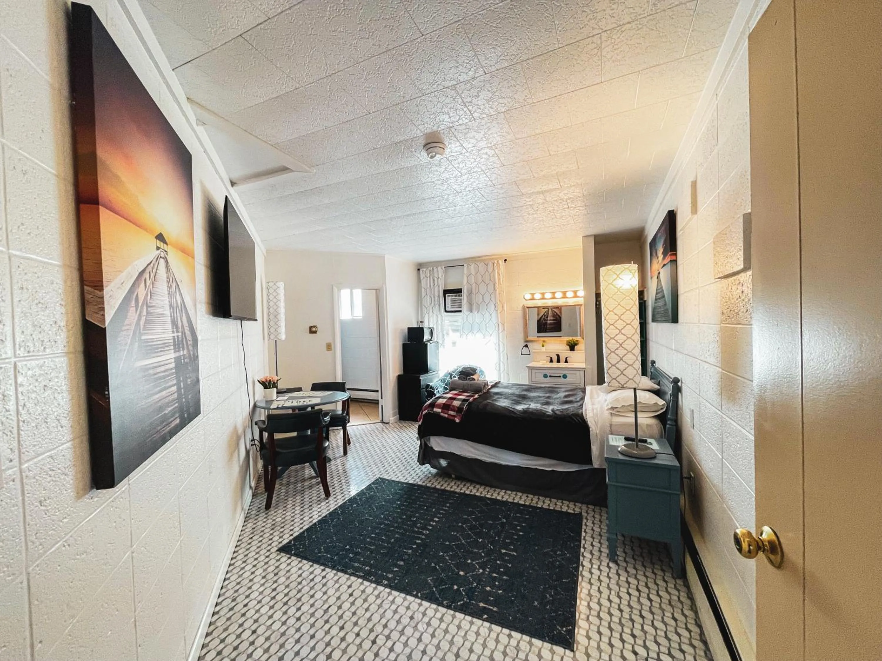 Bed in Rolling Hills Motel