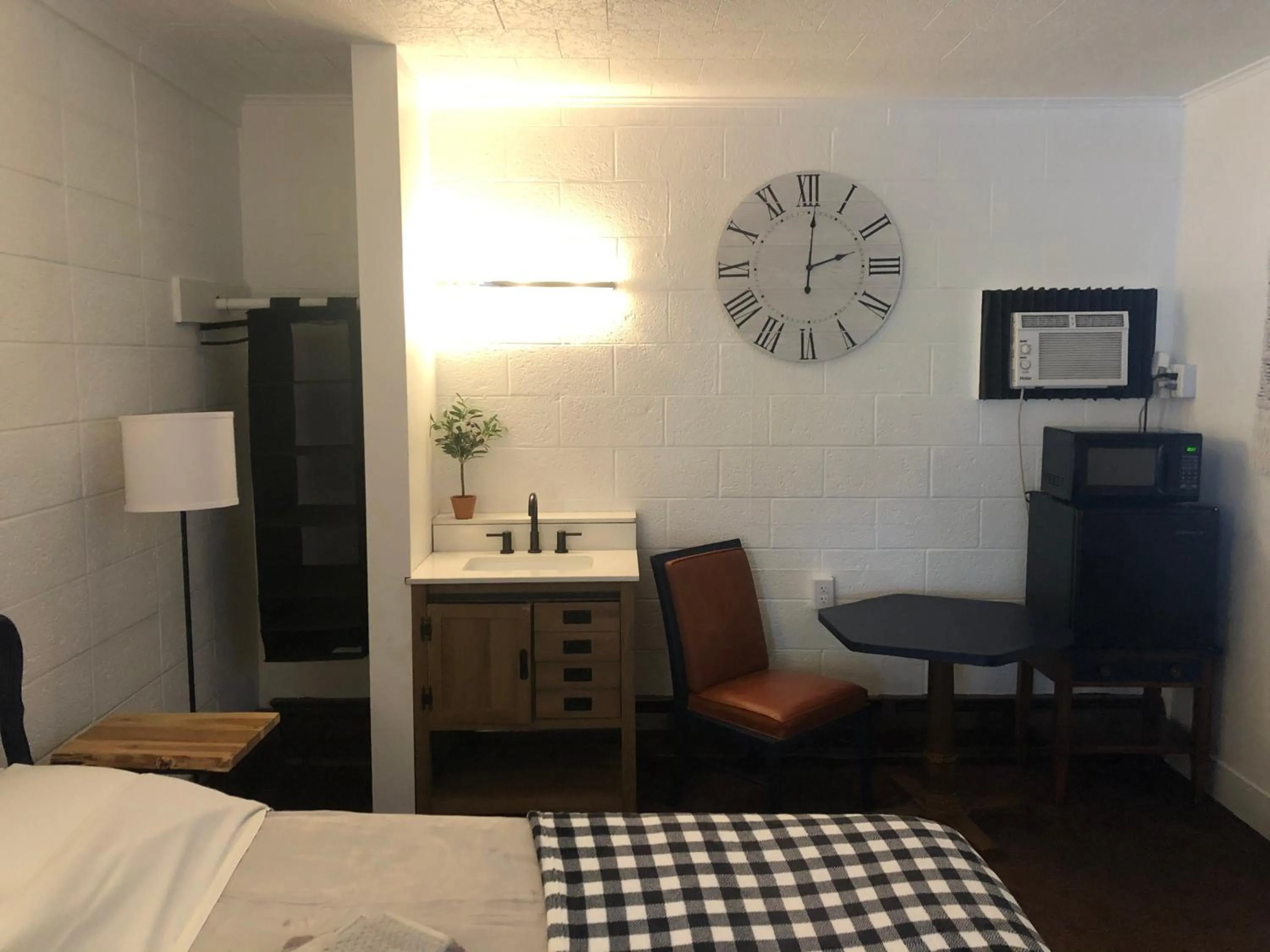 Bed in Rolling Hills Motel