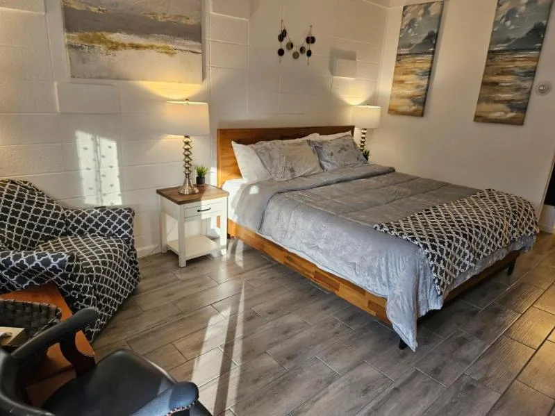 Bed in Rolling Hills Motel