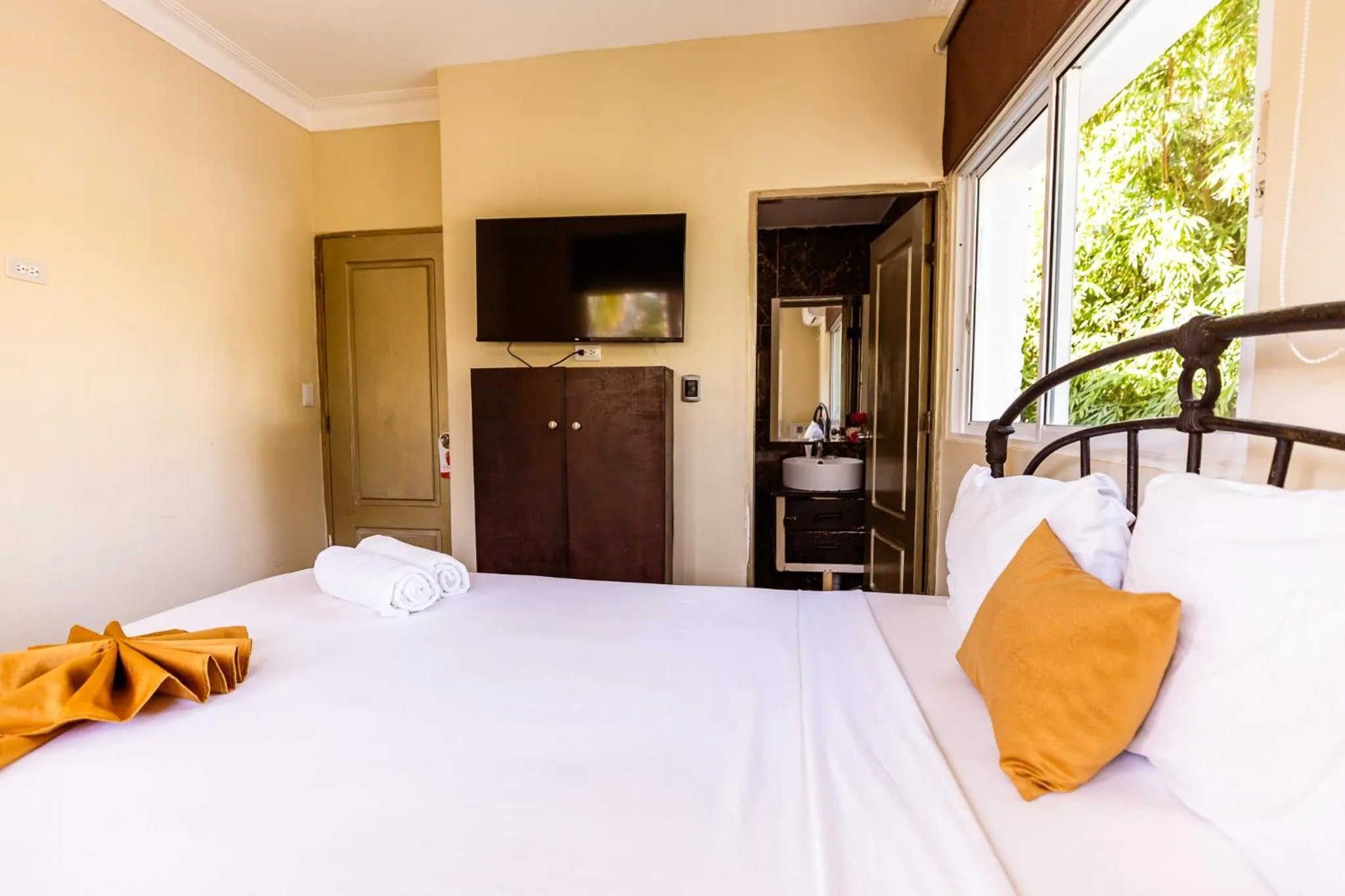 wardrobe, Bed in Hotel Las Rosas de Punta Cana