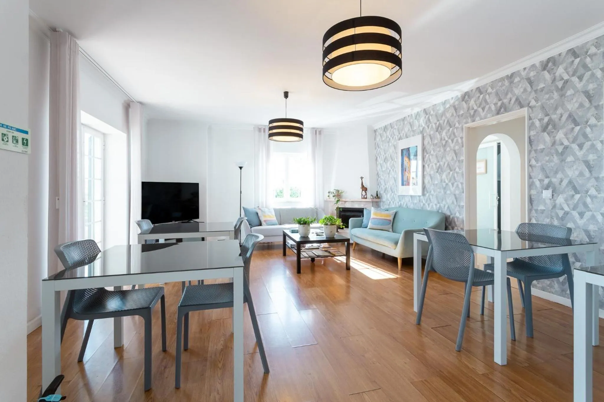 Communal lounge/ TV room in Moro's Friends House - Cascais