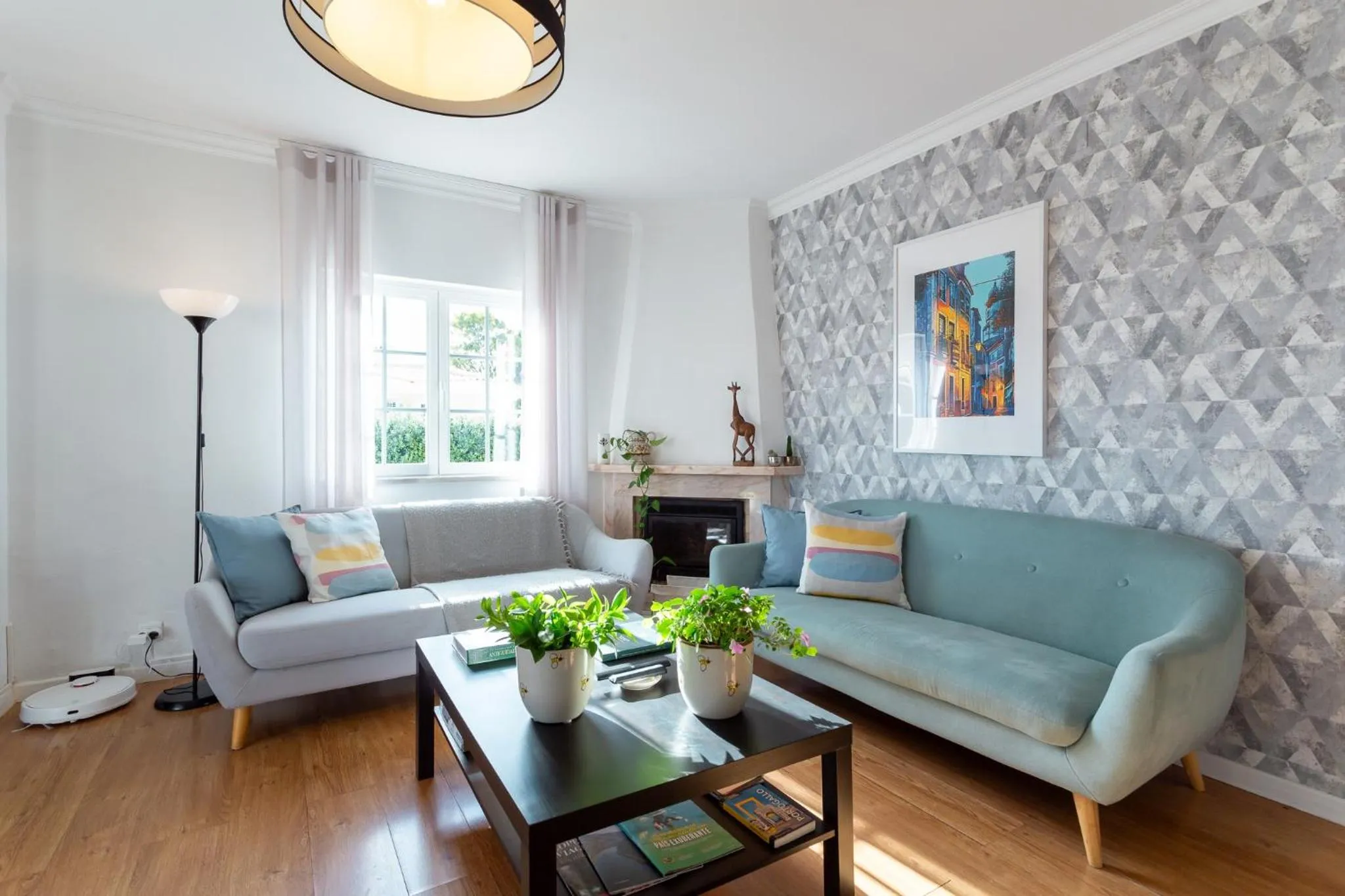 Communal lounge/ TV room in Moro's Friends House - Cascais