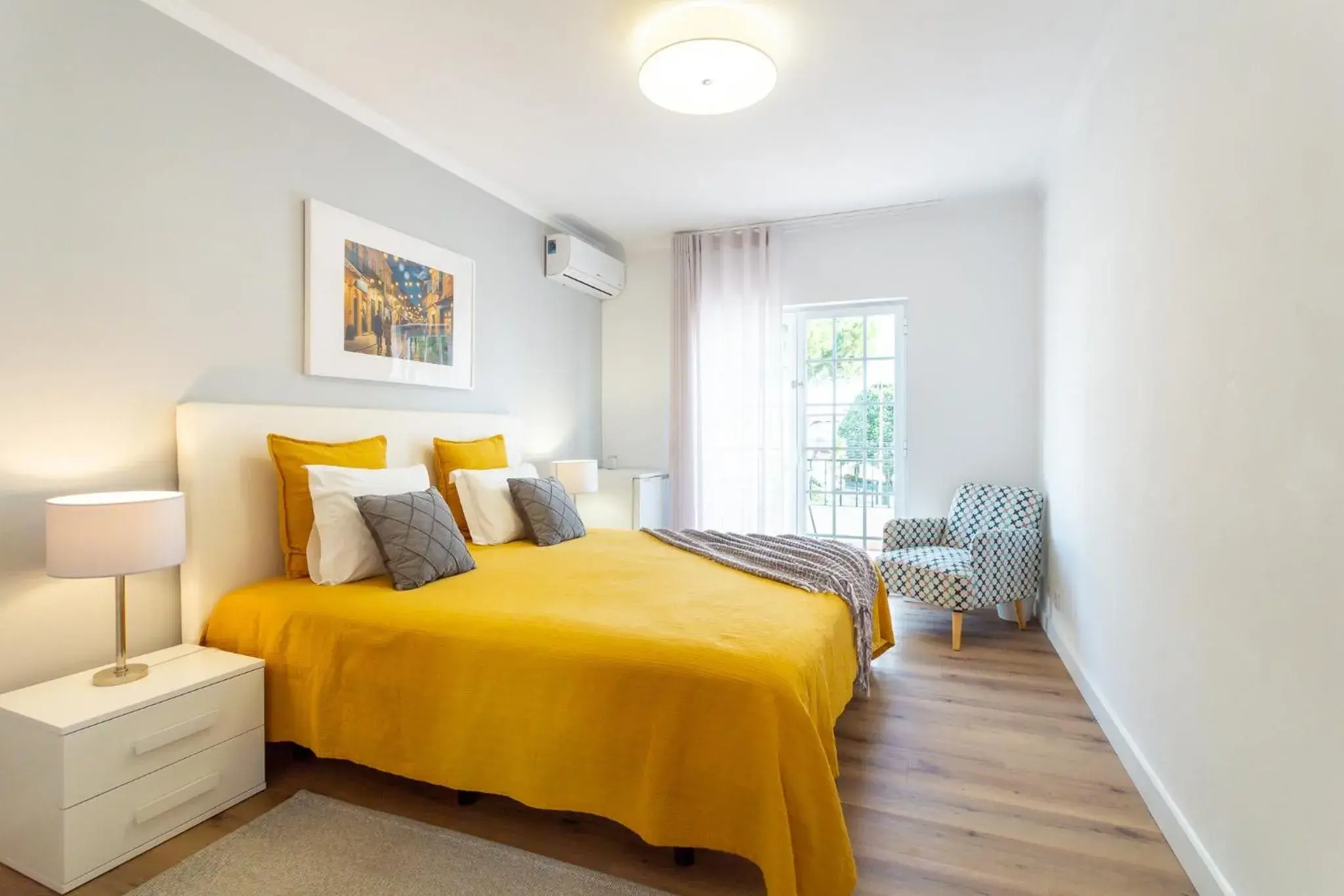 Deluxe Double Room with Balcony in Moro's Friends House - Cascais Deluxe Double Room with Balcony in Moro's Friends House - Cascais