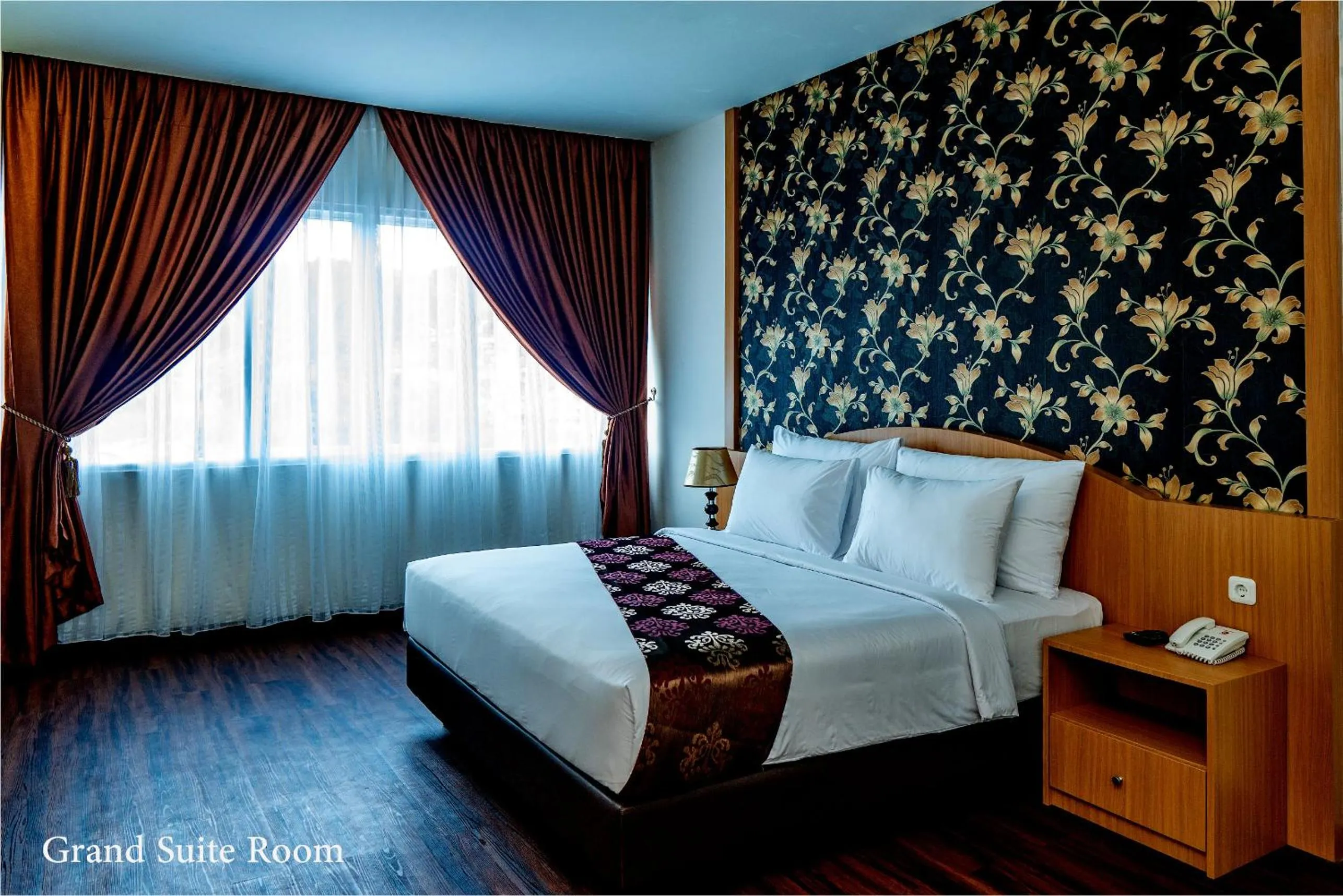 Bed in Grand Bayu Hill Hotel