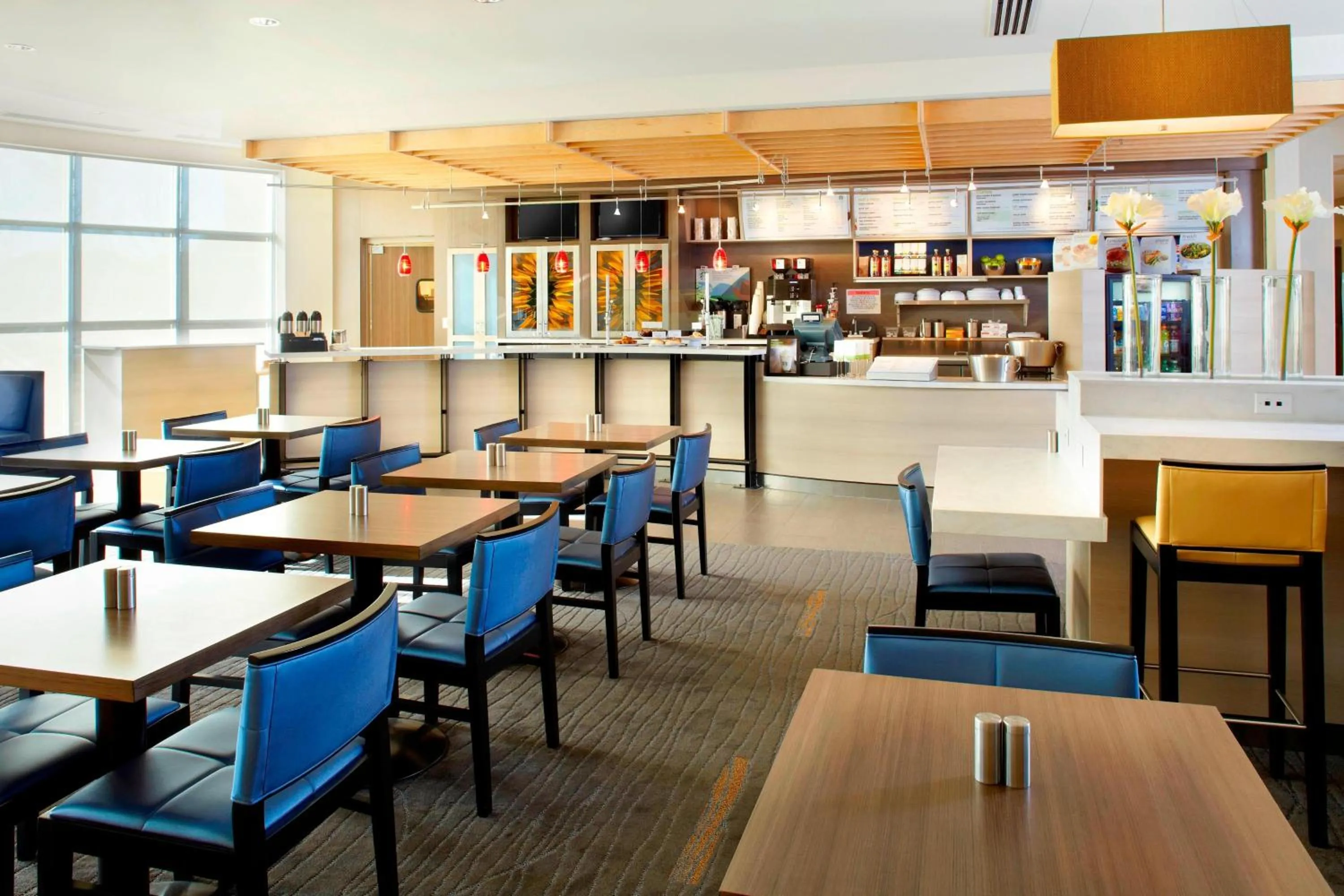 Restaurant/places to eat in Courtyard by Marriott Knoxville West/Bearden