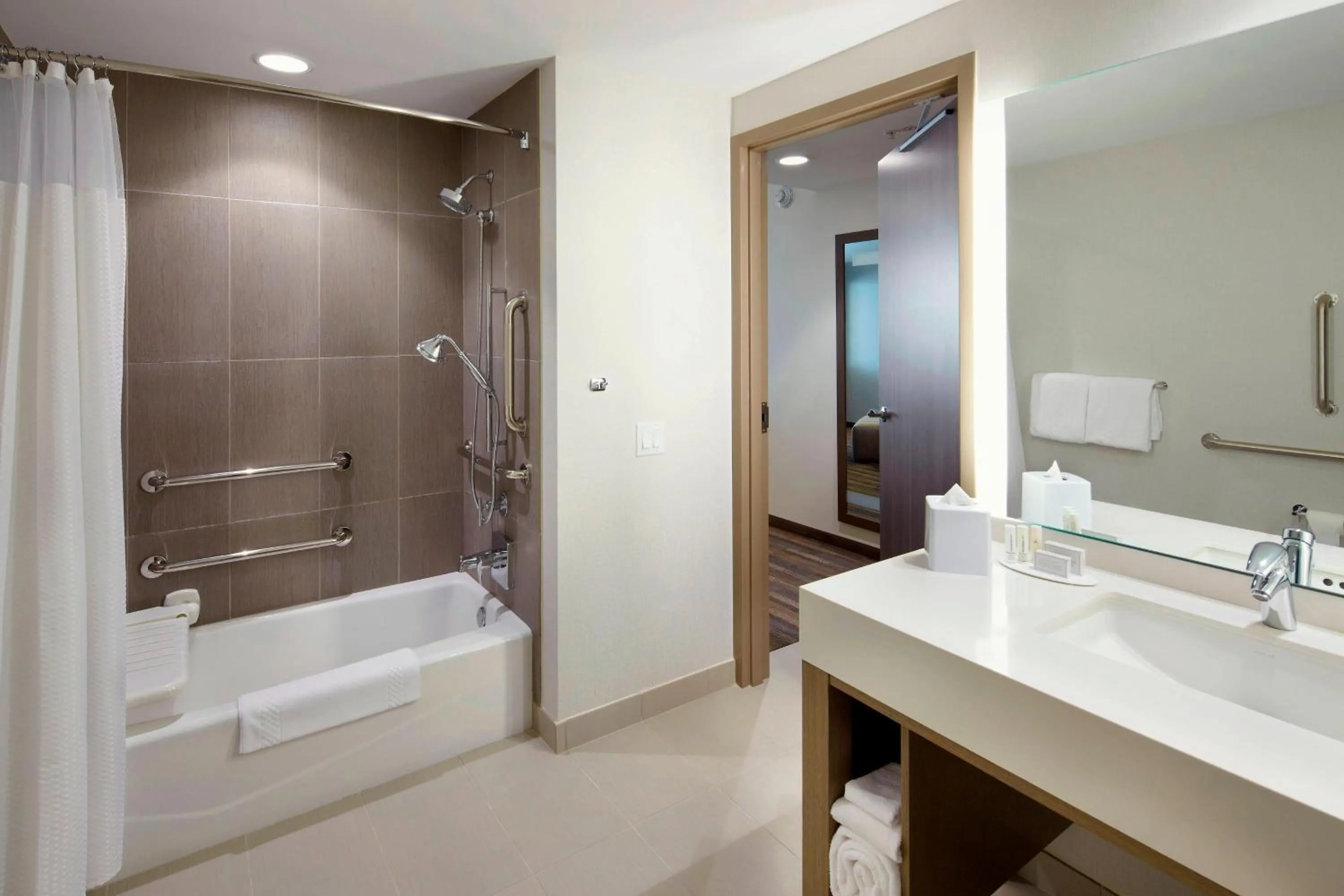 Bathroom in Courtyard by Marriott Knoxville West/Bearden