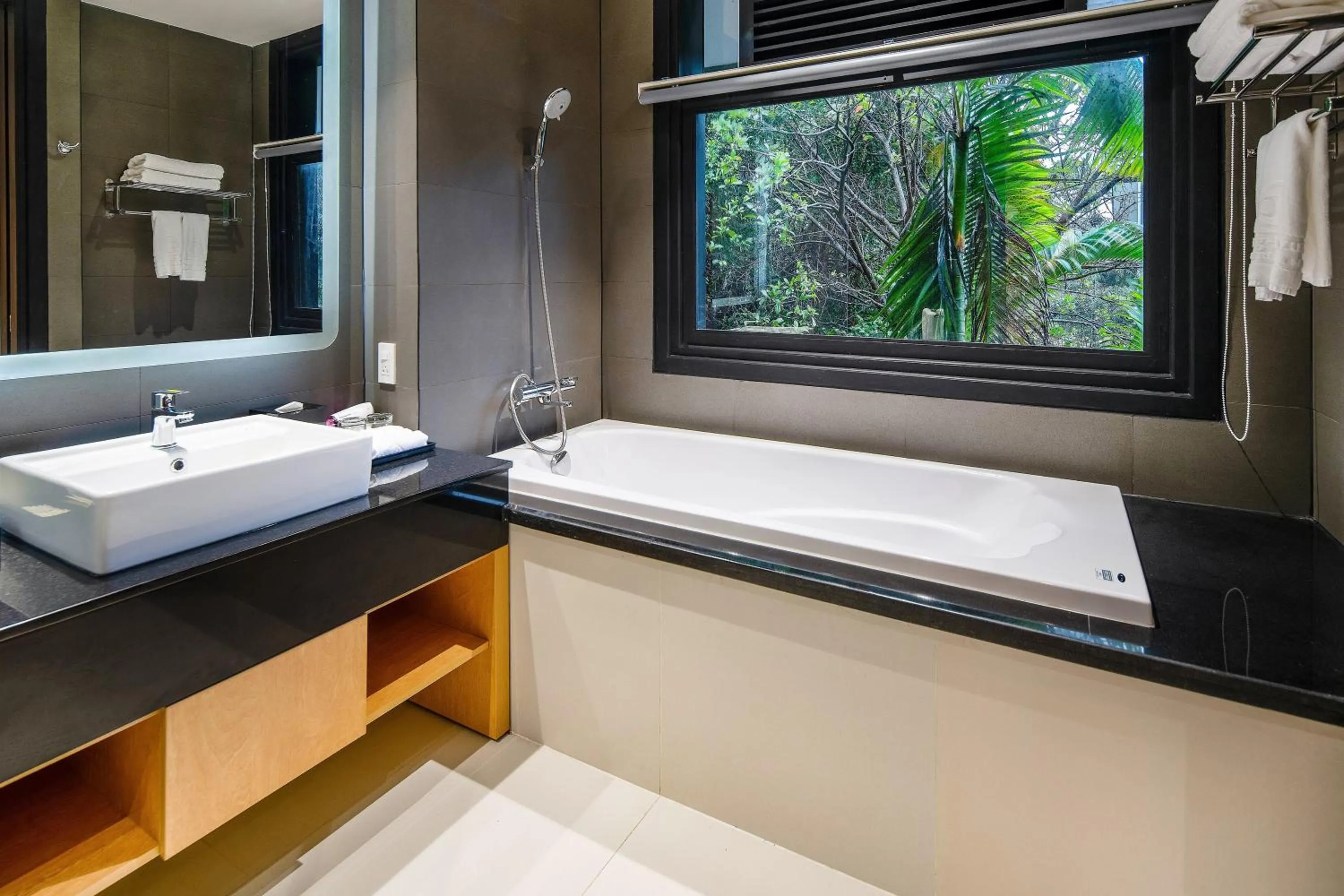 Bathroom, Bed in Da Nang - Mikazuki Japanese Resorts & Spa