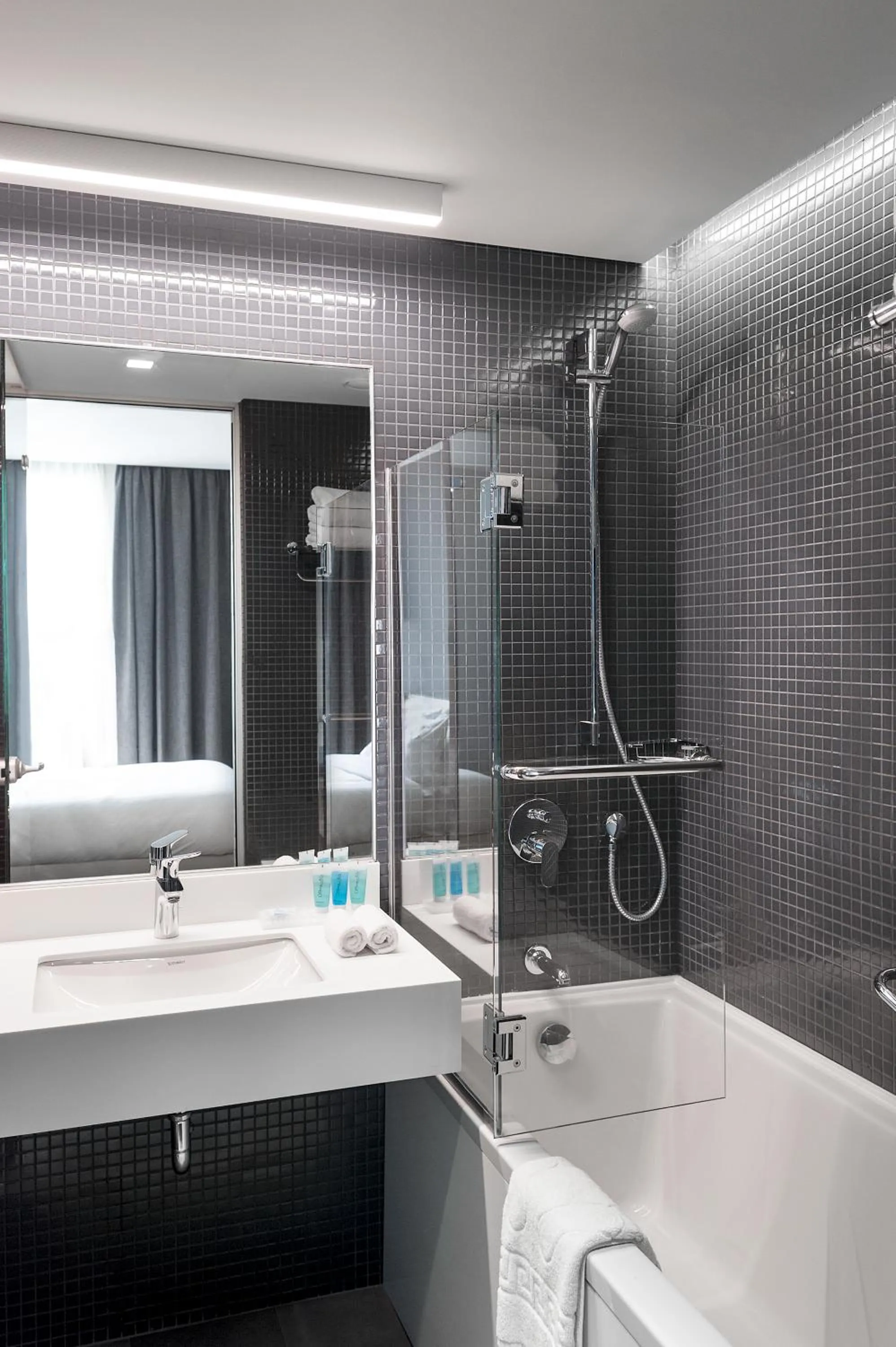 Shower in Workinn Hotel