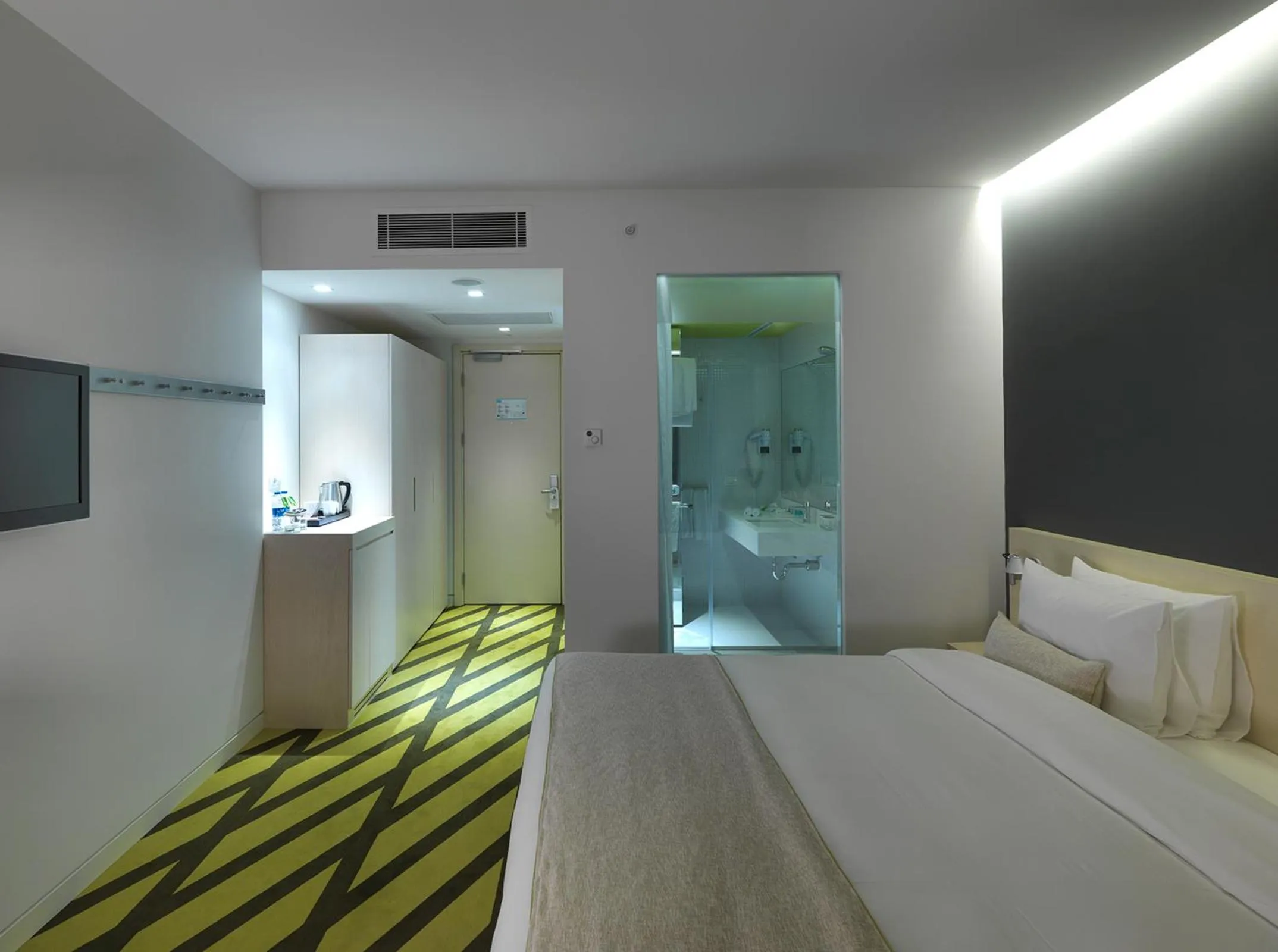 Shower, Bed in Workinn Hotel