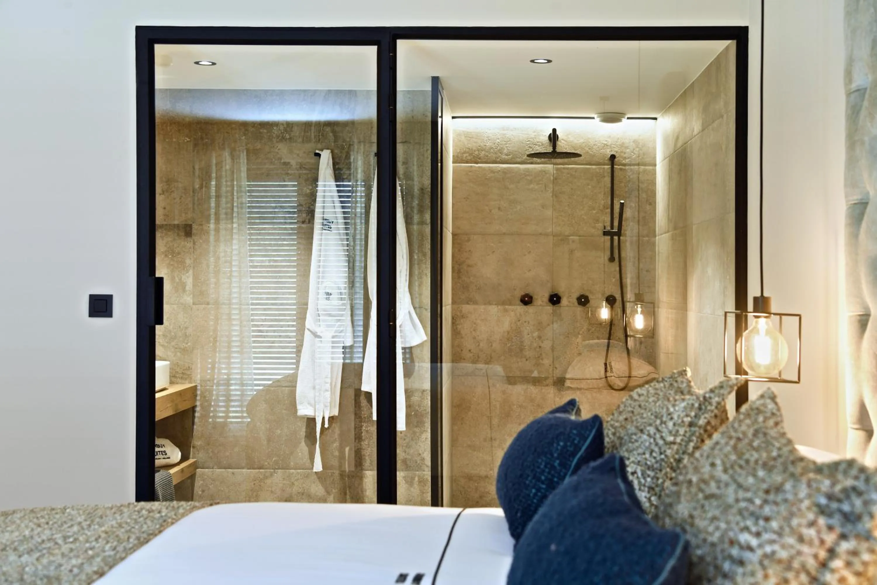 Shower, Bed in DURBUY SUITES
