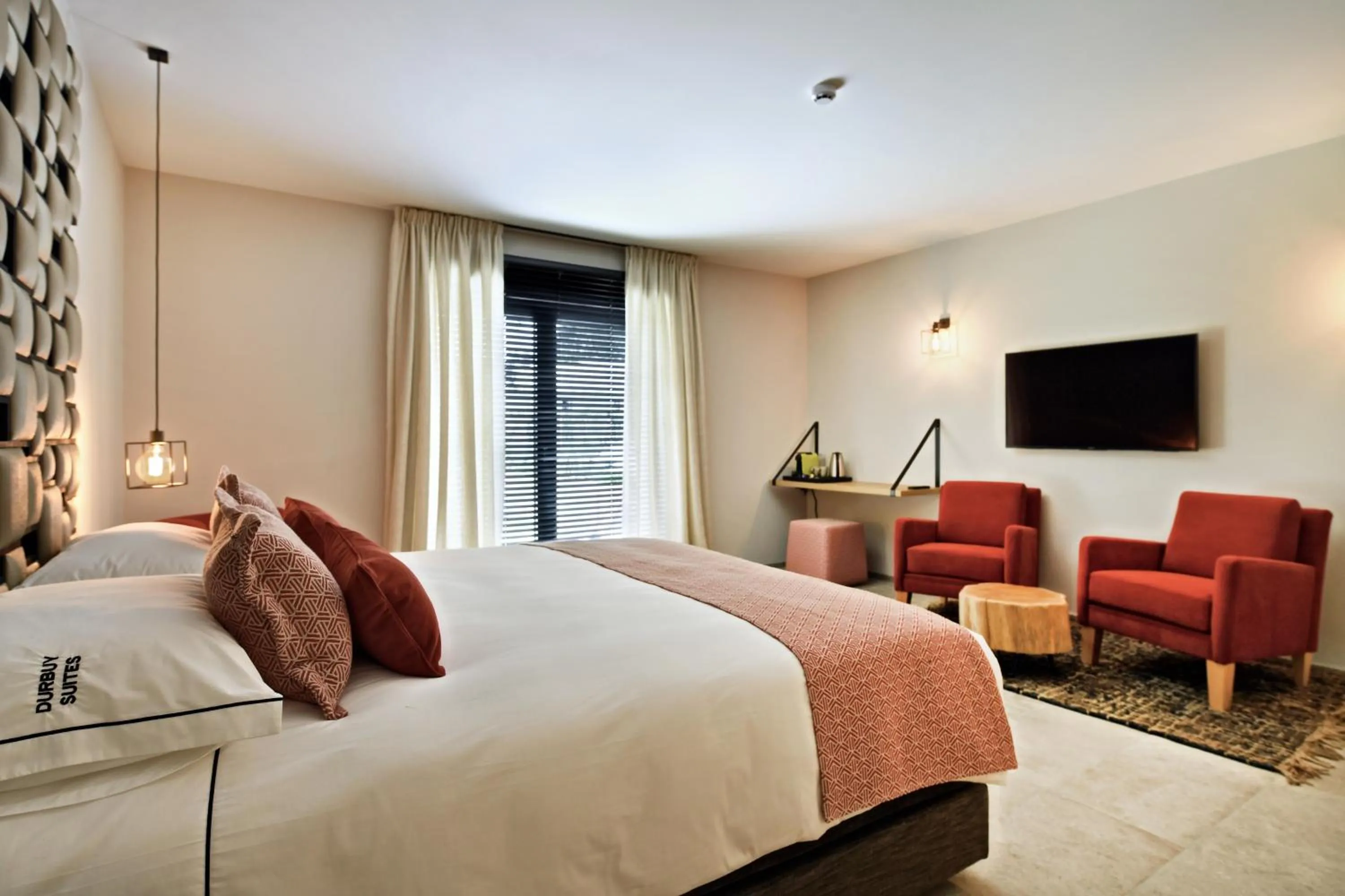 Communal lounge/ TV room, Bed in DURBUY SUITES