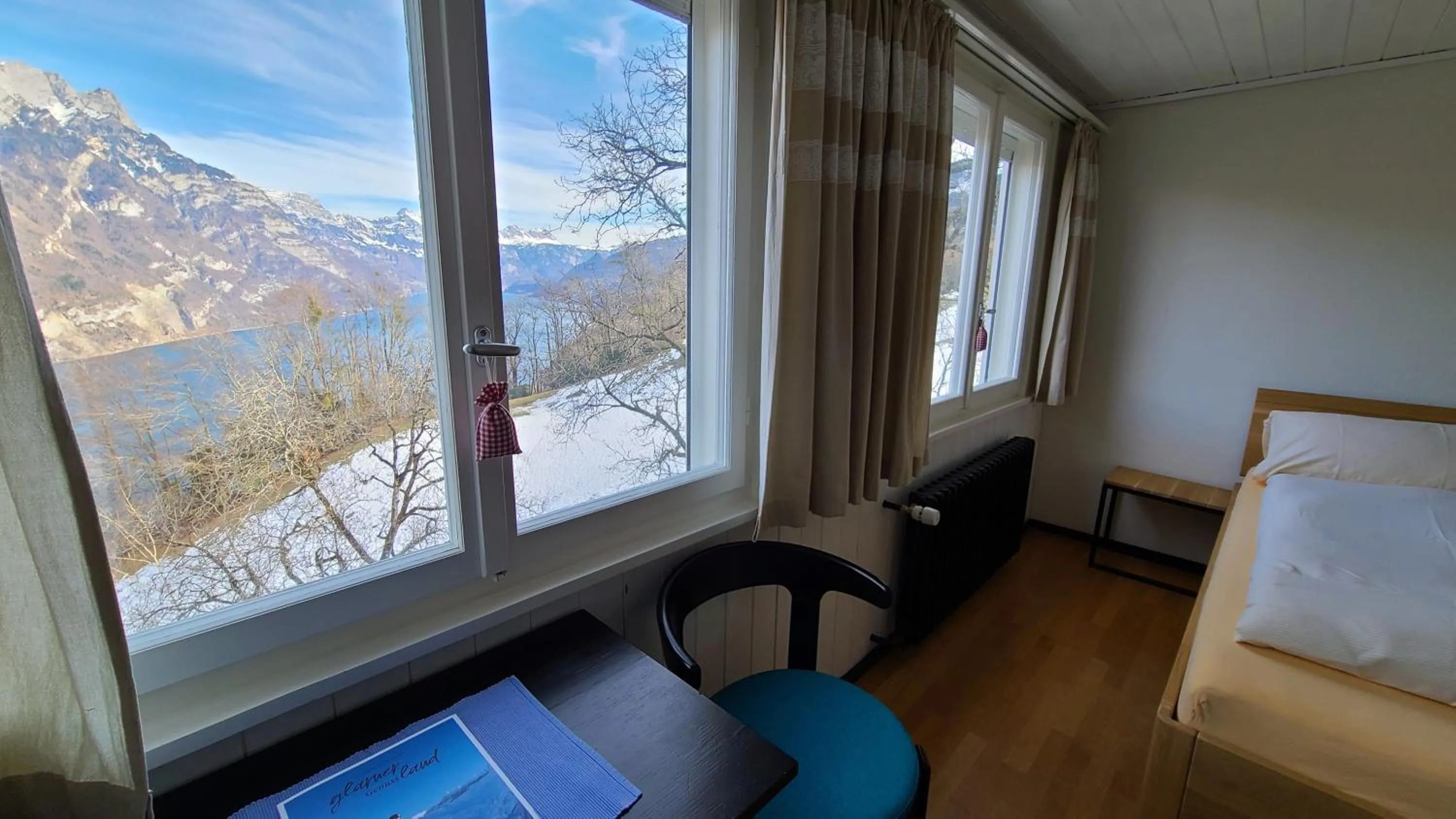 Lake view, Bed in Hotel Cafe Seeblick