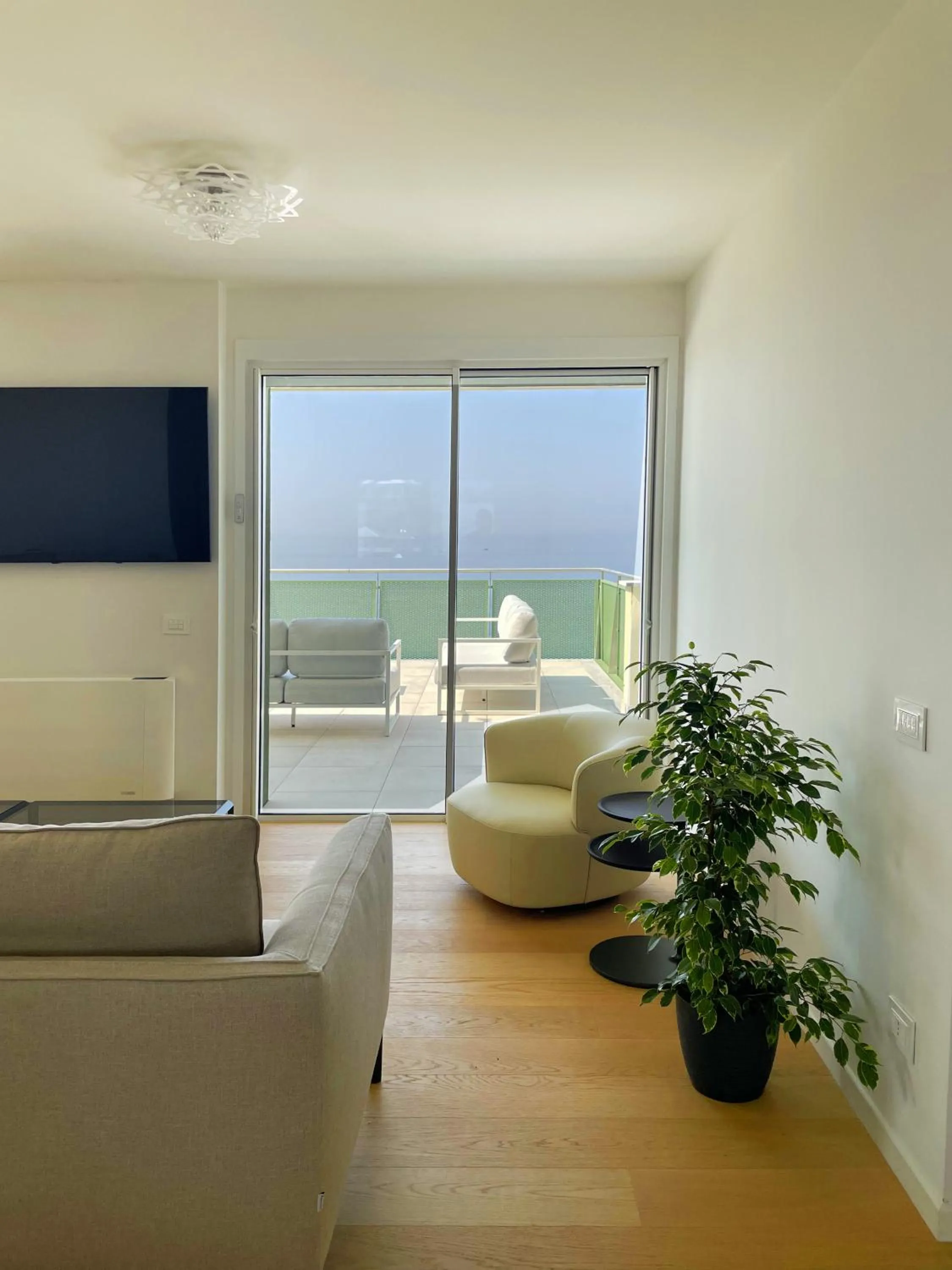 Communal lounge/ TV room in Gli Scogli Luxury Residence Hotel