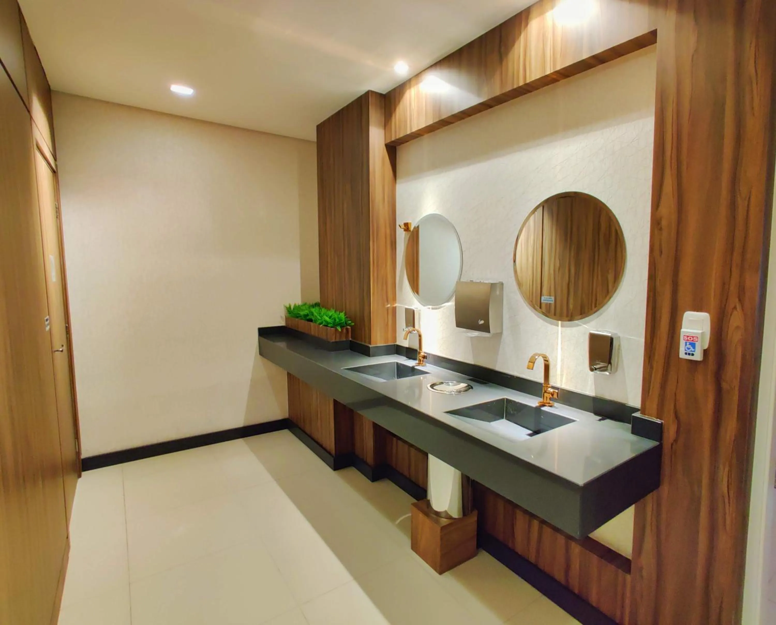 Staff in Mogano Express Hotel - PET FRIENDLY e ELETROPOSTO