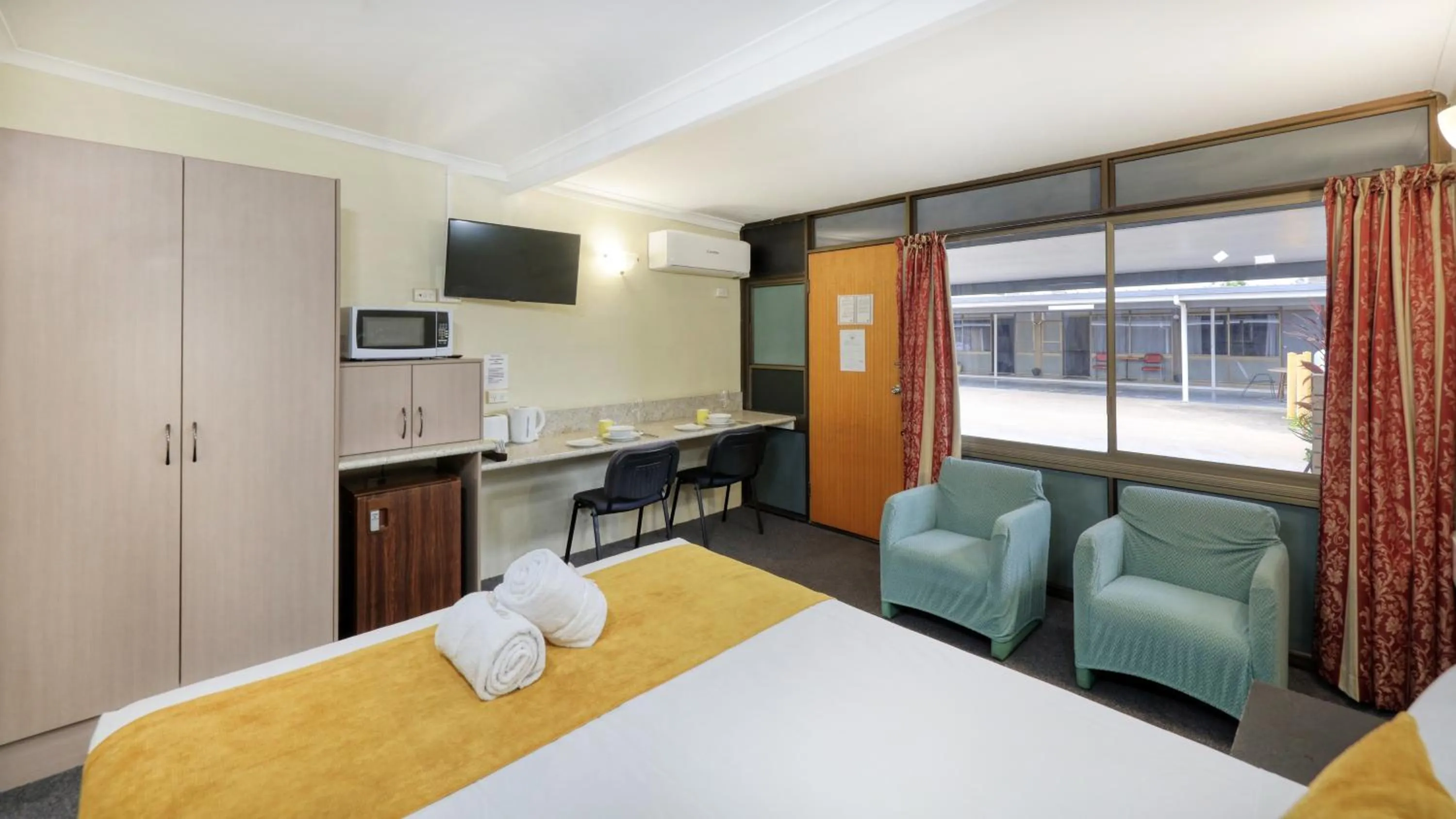 air conditioner, Bed in Biloela Centre Motel & Grevillea Steakhouse & Bar