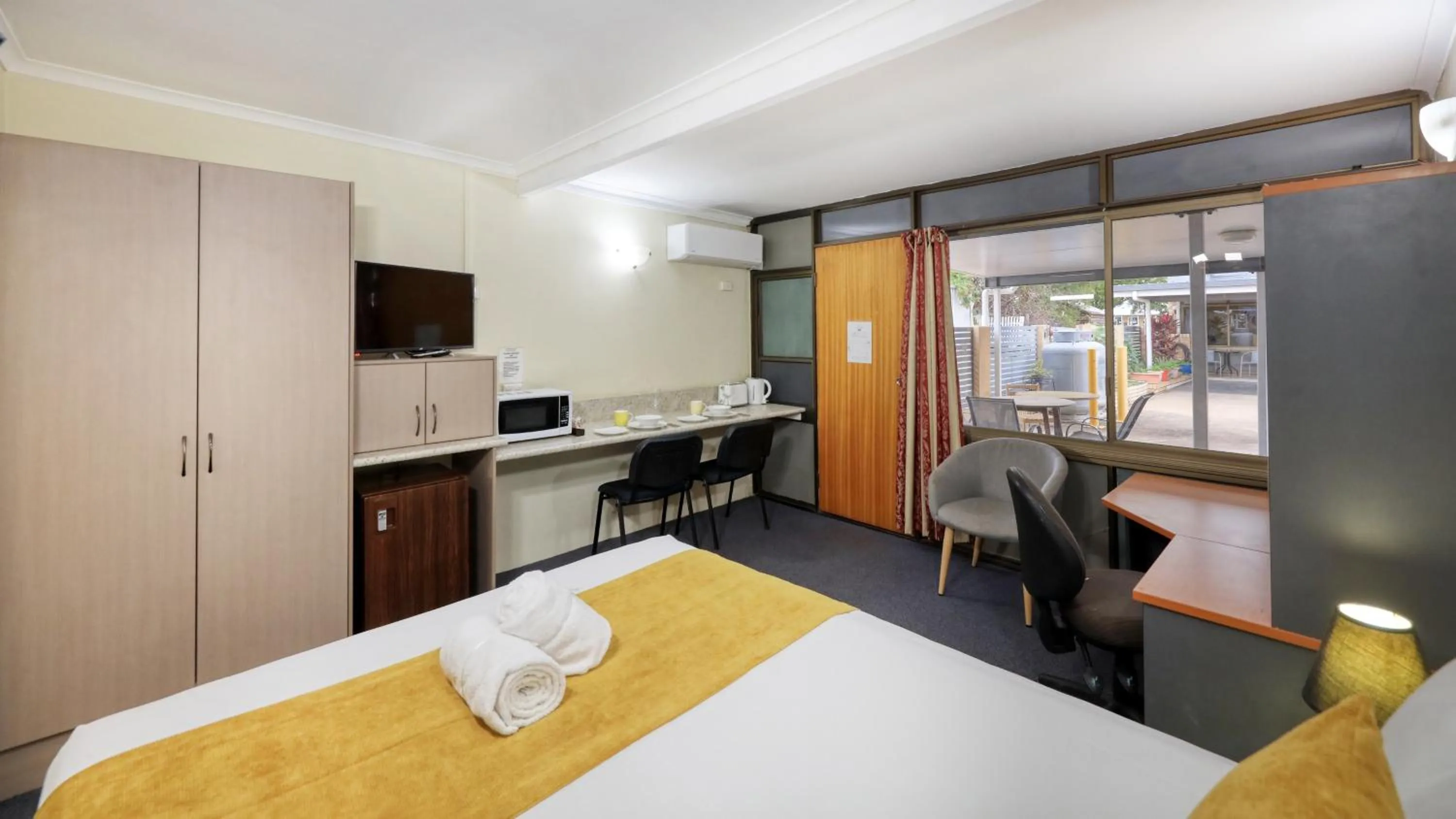 TV and multimedia, Bed in Biloela Centre Motel & Grevillea Steakhouse & Bar