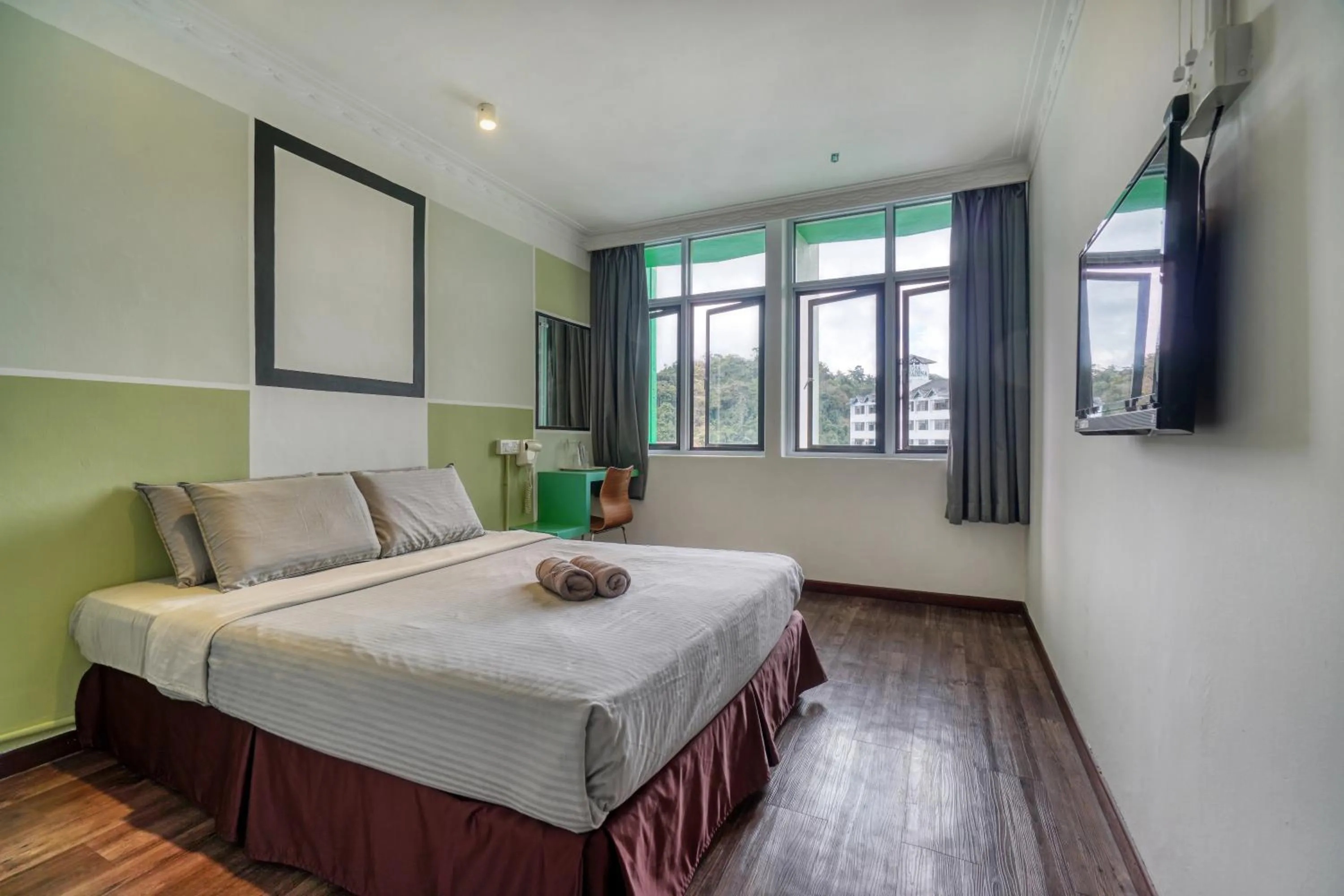 Photo of the whole room, Bed in Parkland Express