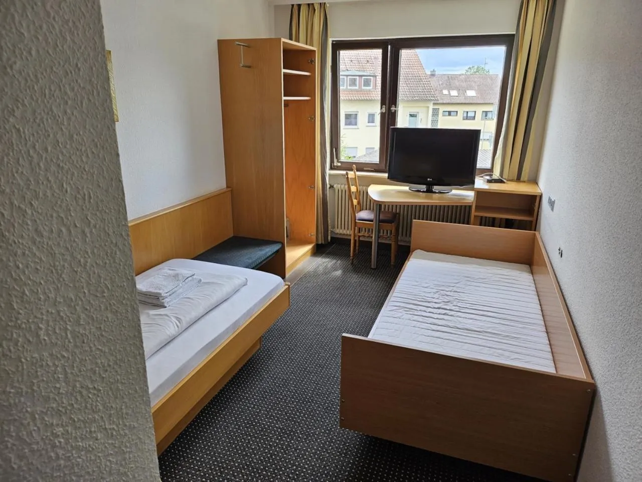 Photo of the whole room, Bed in Hotel Mautner Airport und Messehotel