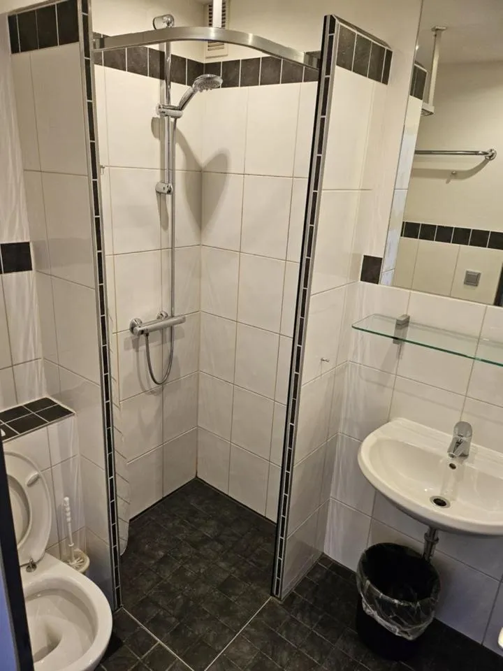 Bathroom in Hotel Mautner Airport und Messehotel