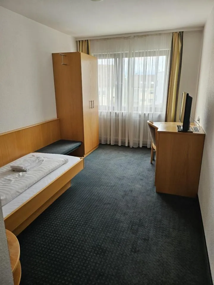 Photo of the whole room, Bed in Hotel Mautner Airport und Messehotel