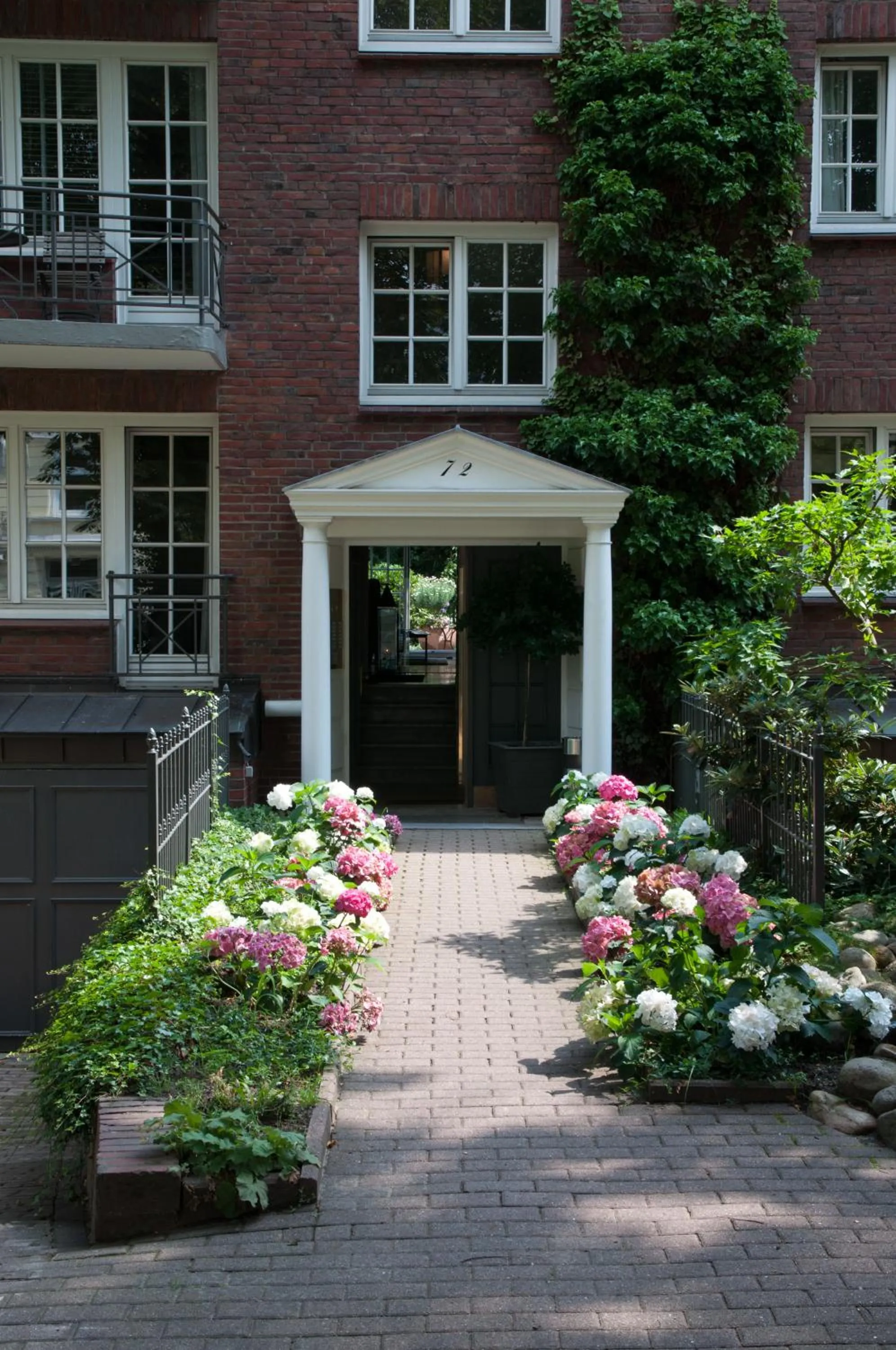 Facade/entrance in von Deska Townhouses - Ivy House