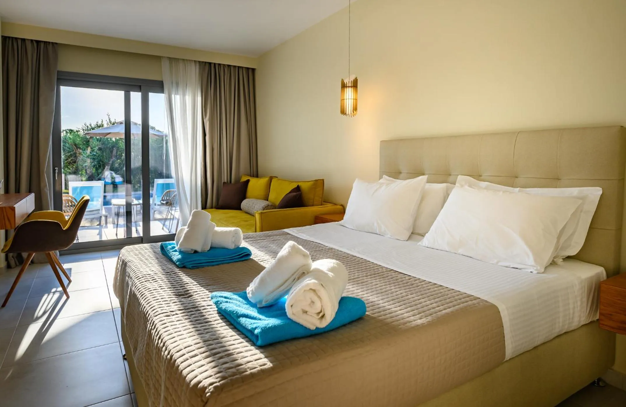 Photo of the whole room, Bed in Alonaki Resort