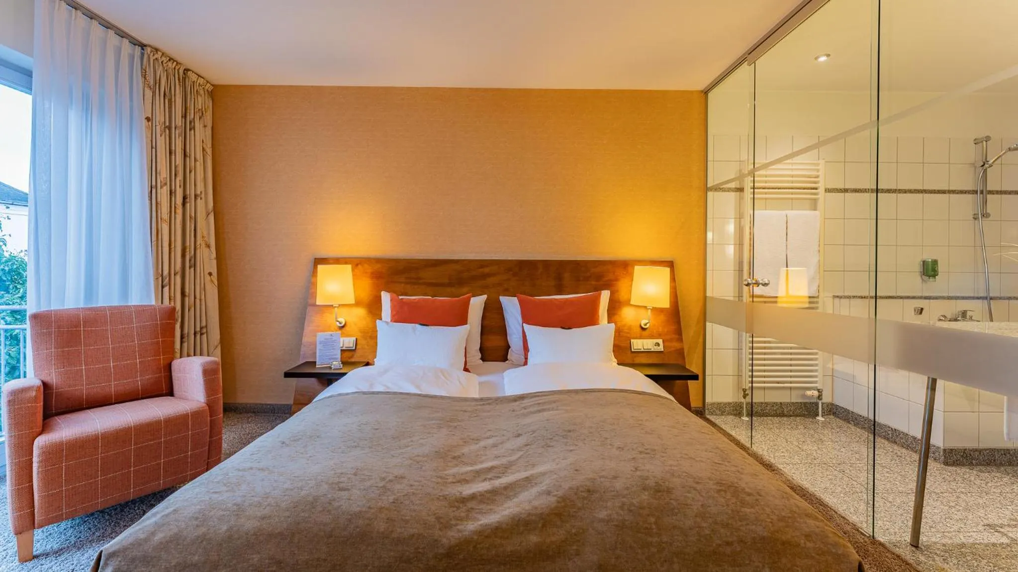 Bathroom, Bed in Wellings Romantik Hotel zur Linde