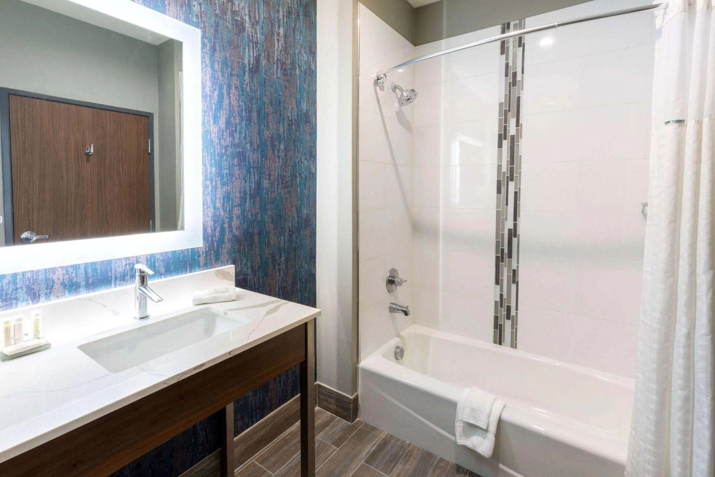 TV and multimedia in La Quinta Inn & Suites by Wyndham Dallas - Frisco Stadium