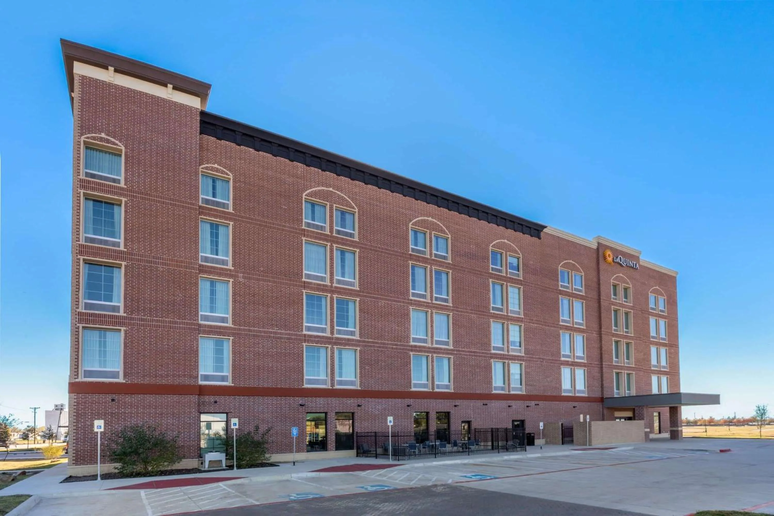 Property building in La Quinta Inn & Suites by Wyndham Dallas - Frisco Stadium