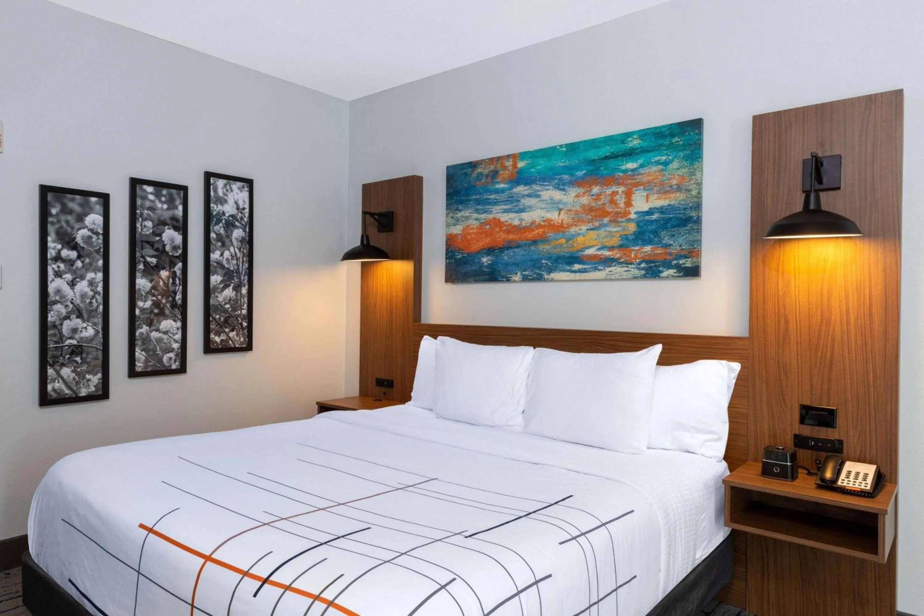 Photo of the whole room, Bed in La Quinta Inn & Suites by Wyndham Dallas - Frisco Stadium