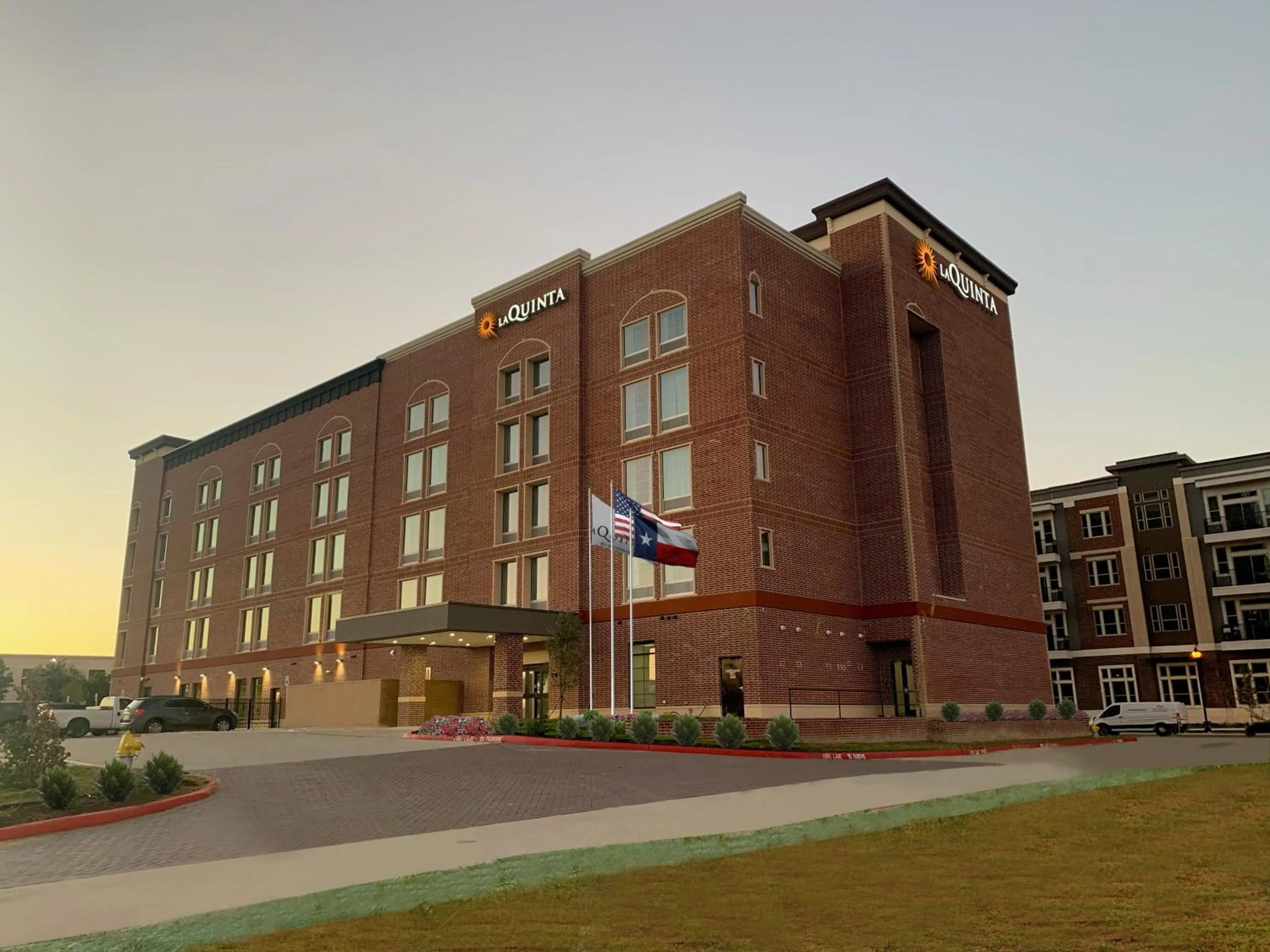 Facade/entrance in La Quinta Inn & Suites by Wyndham Dallas - Frisco Stadium