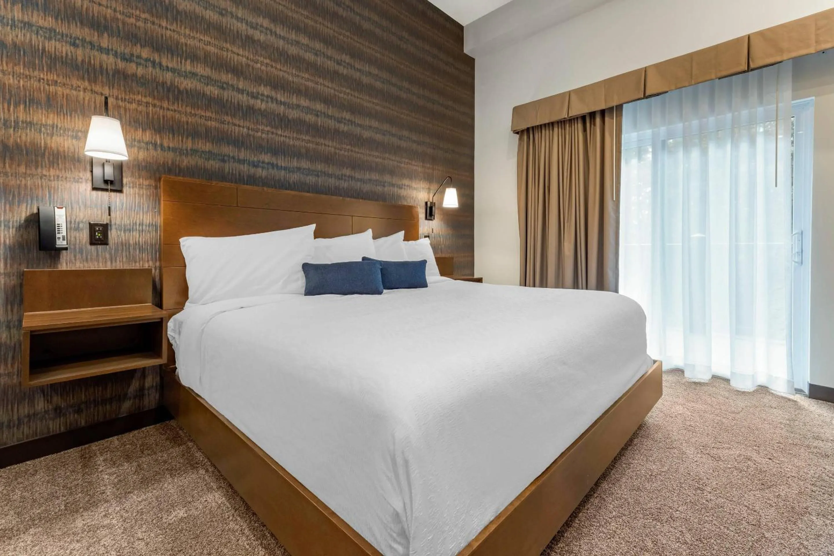 Bedroom, Bed in The Cranberry, an Ascend Collection Hotel