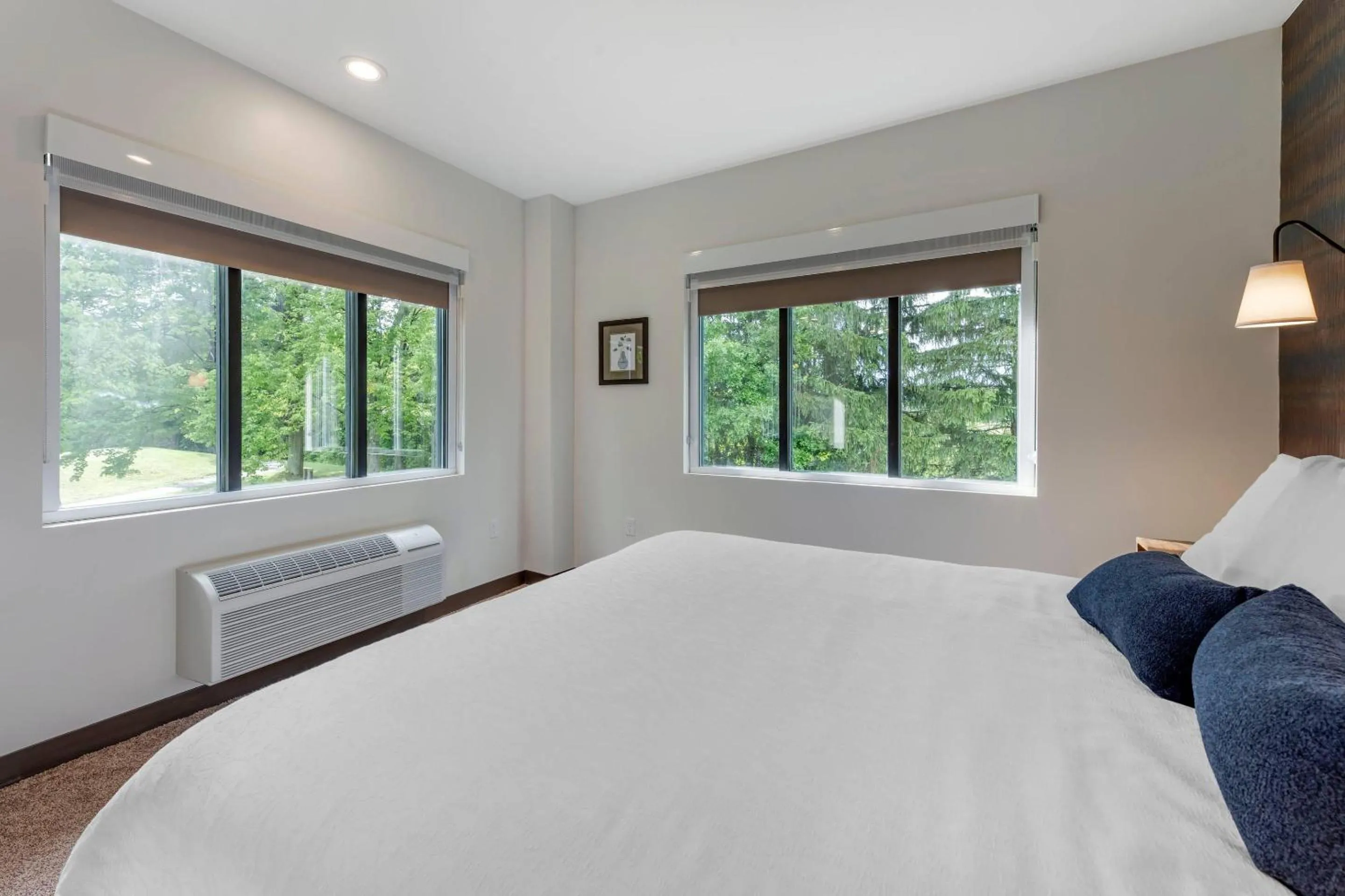 Bedroom, Bed in The Cranberry, an Ascend Collection Hotel