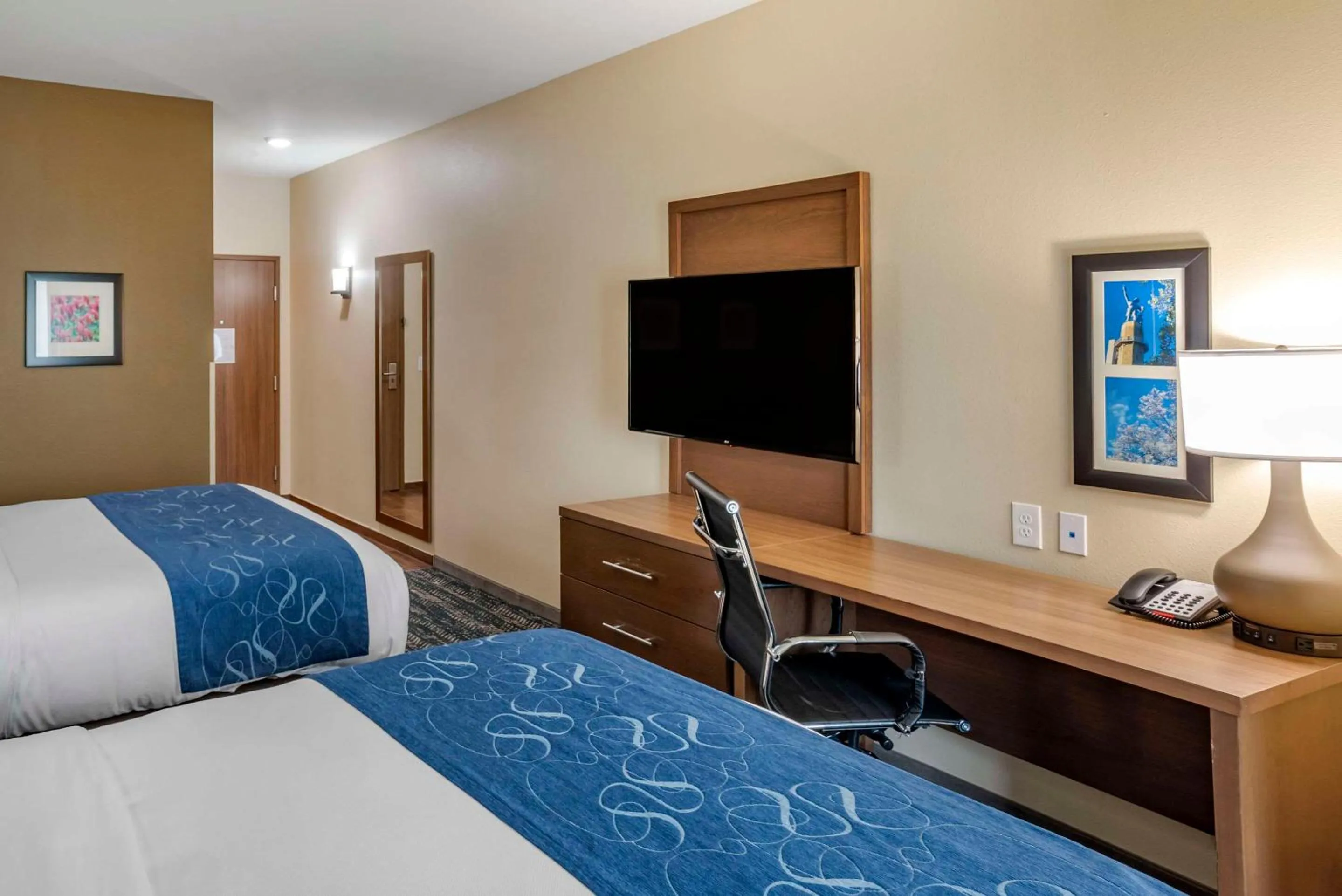 Bedroom, Bed in Comfort Inn & Suites Downtown near University