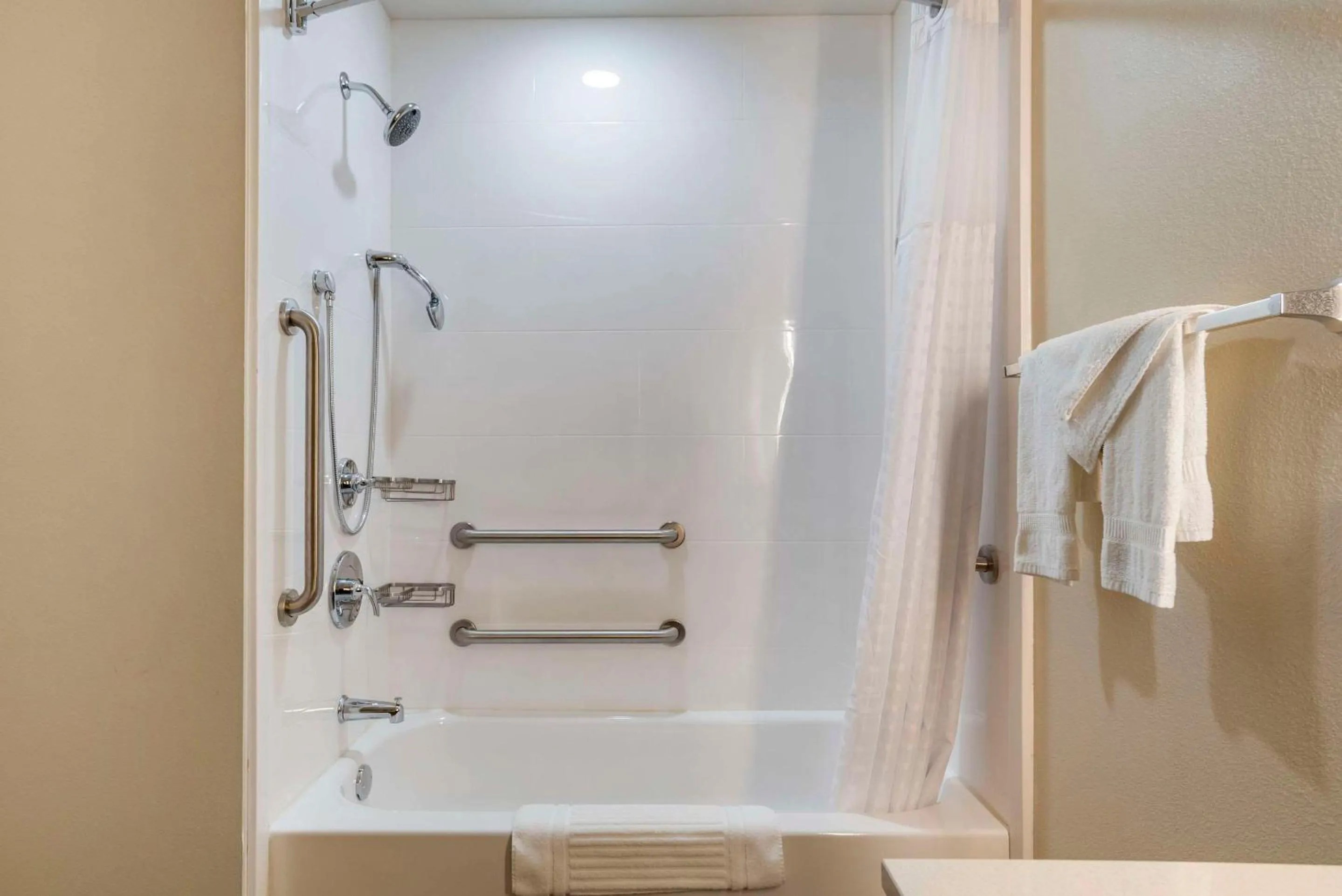 Bedroom in Comfort Inn & Suites Downtown near University